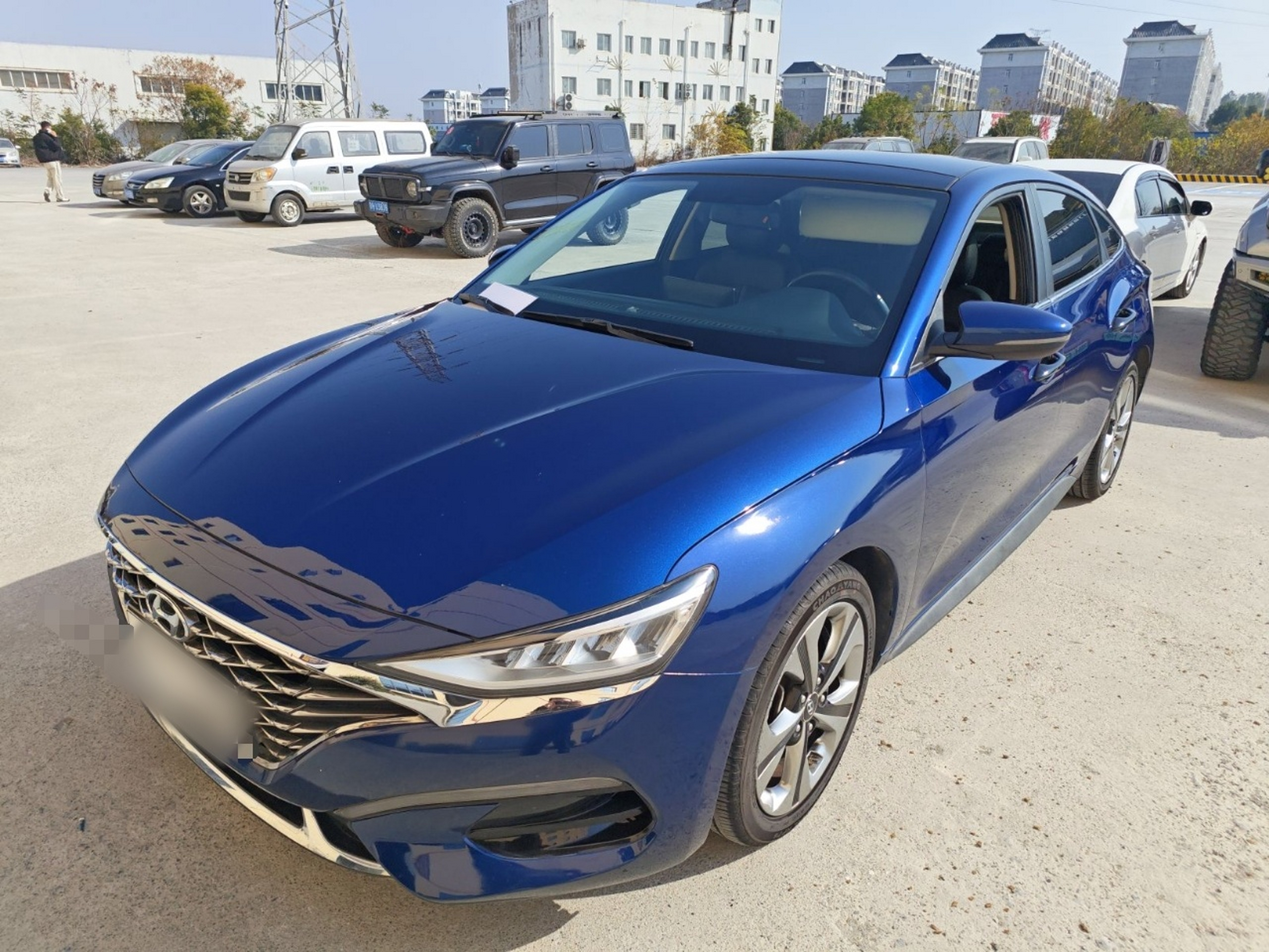 تحت مقدمة السيارة