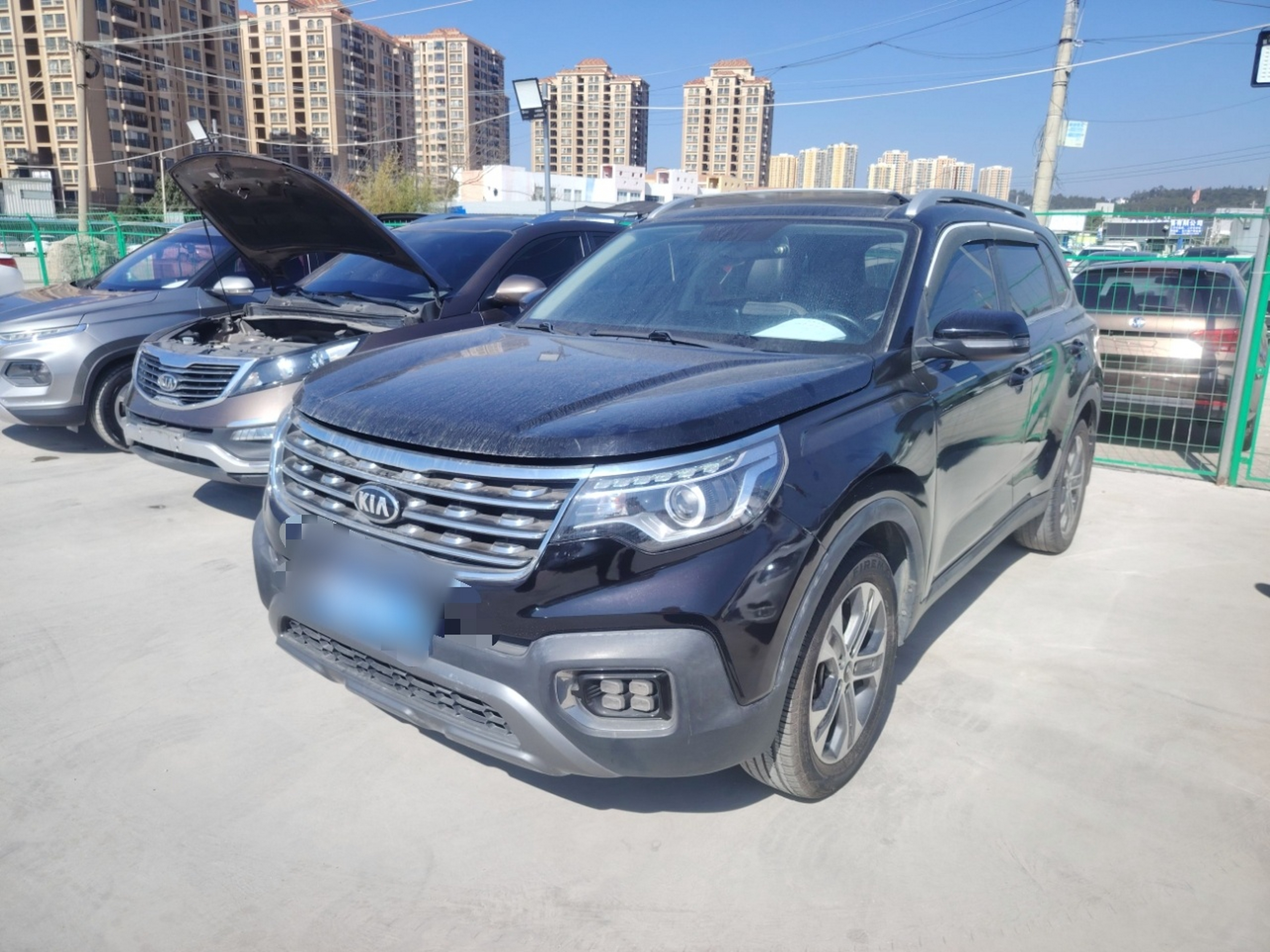 Под передней частью автомобиля