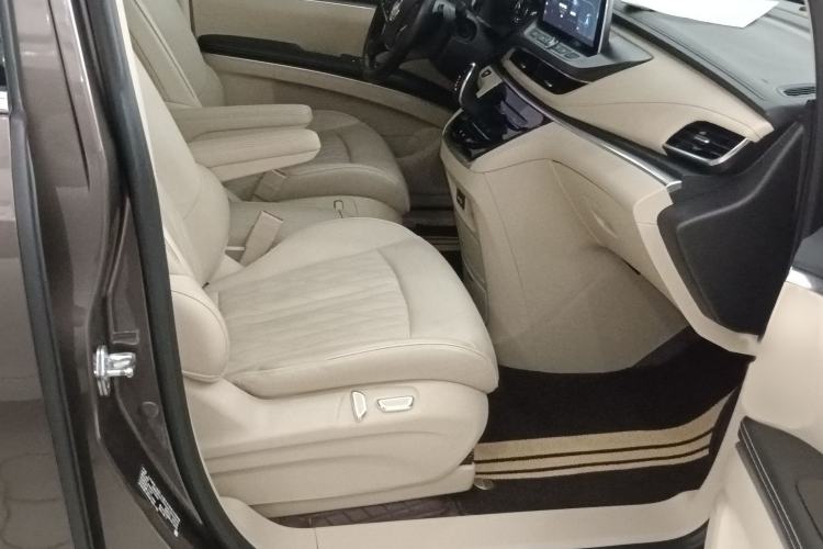 Used Buick GL8 2023 Facelifted Land Cruiser Executive Luxury Version
