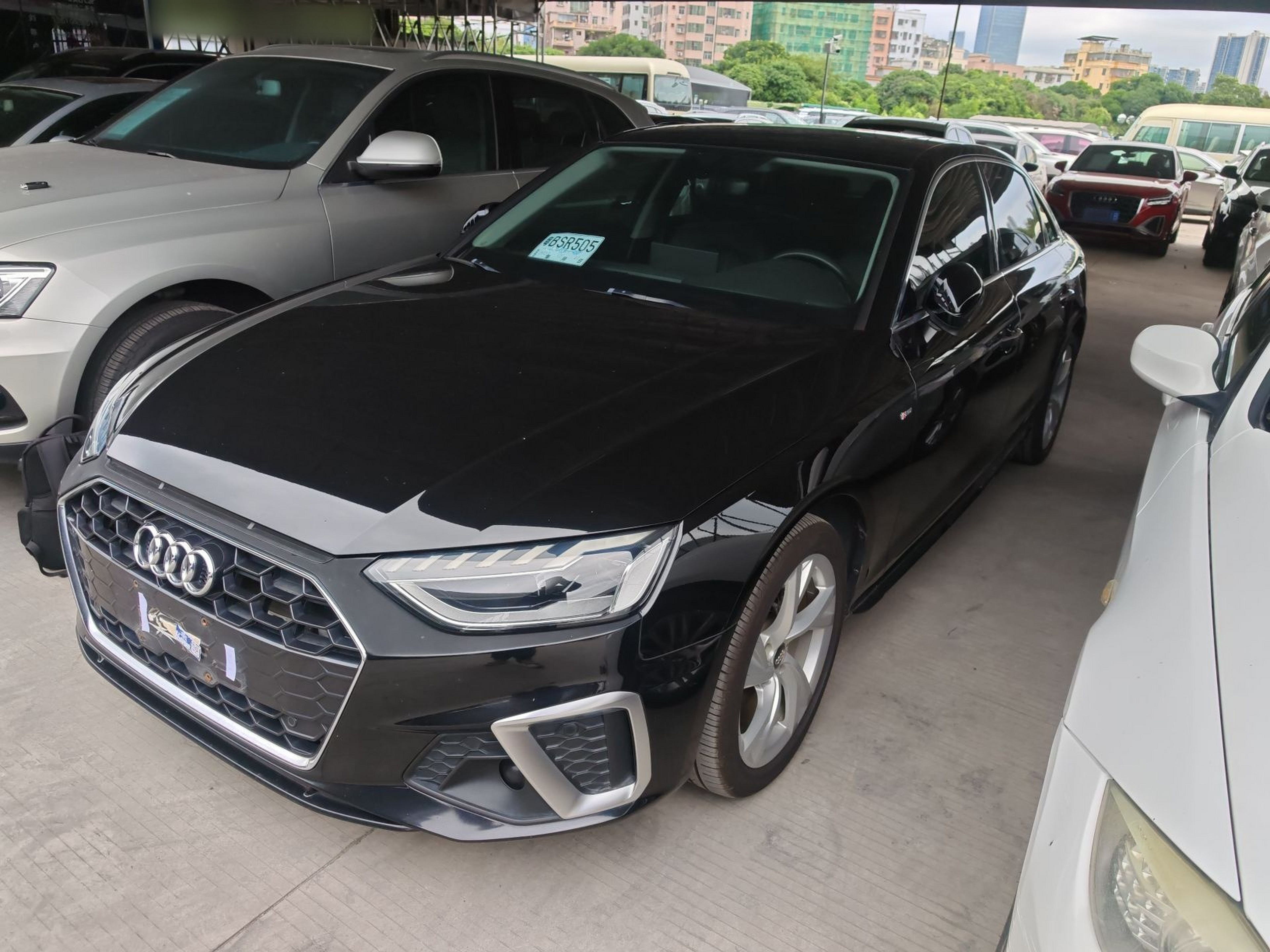 تحت مقدمة السيارة