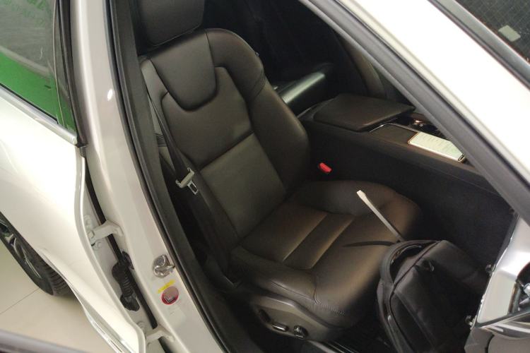 Used Volvo XC60 2022 B5 4x4 Zhiyi Luxury Edition
