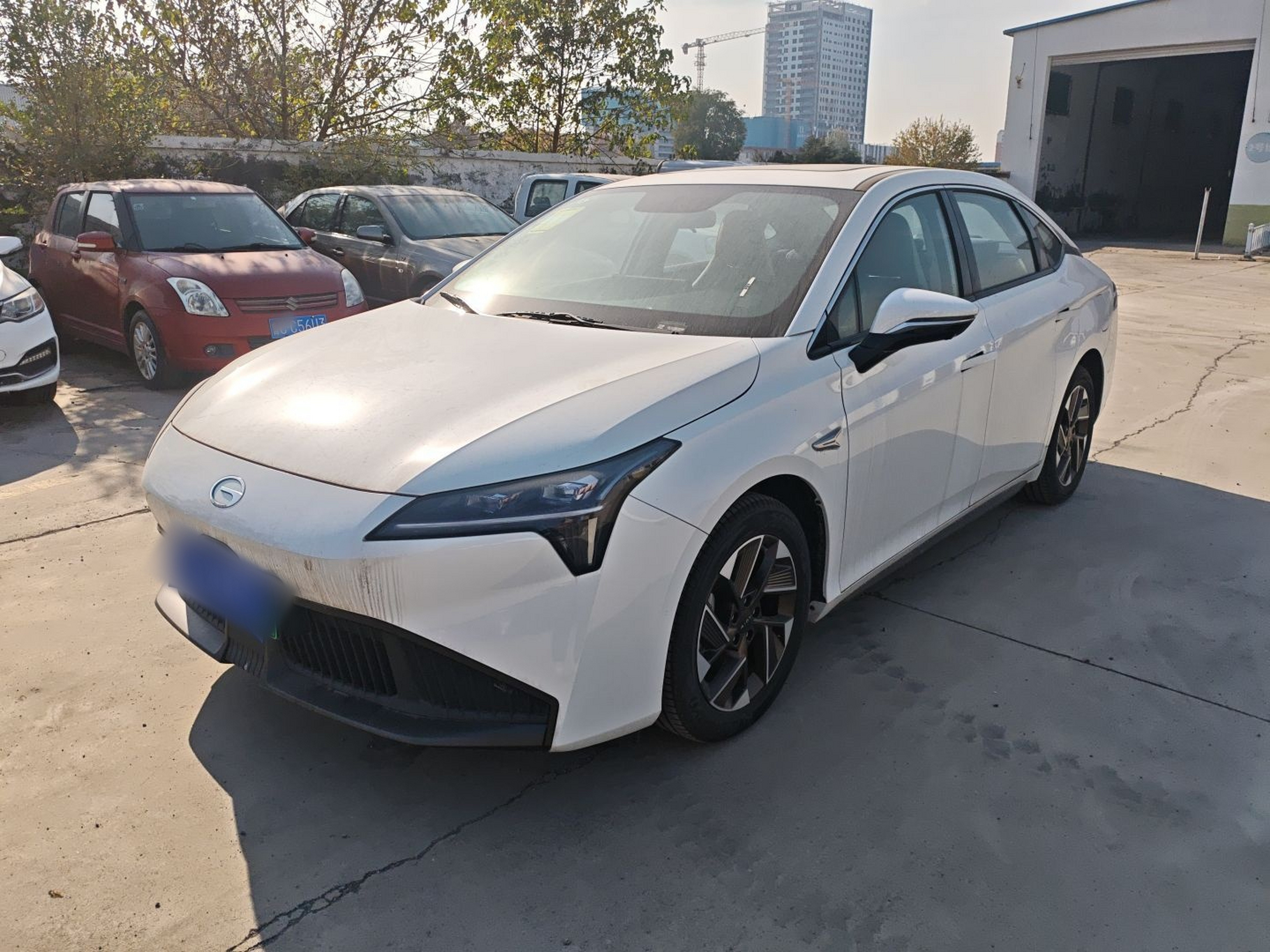 Под передней частью автомобиля