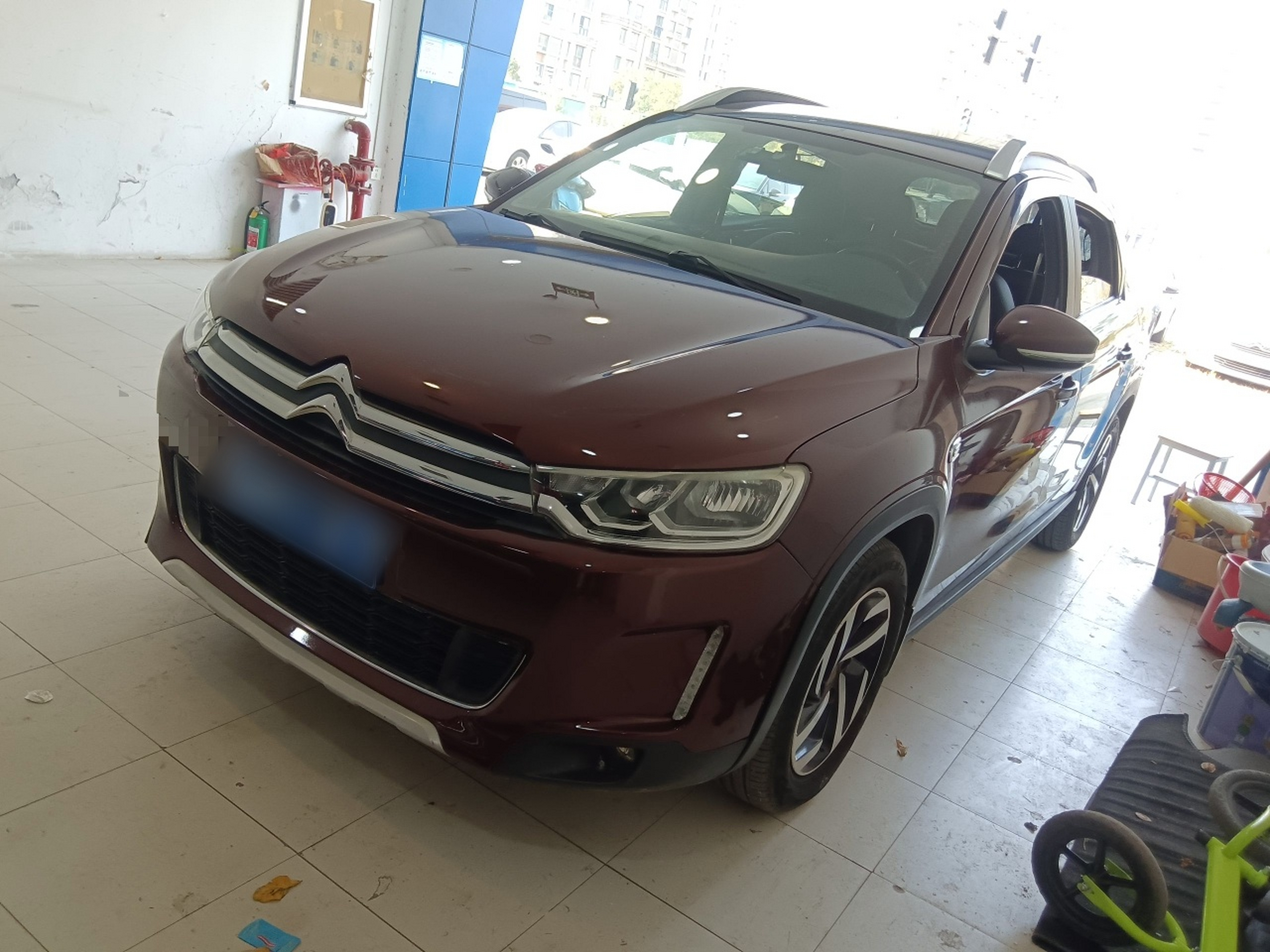 Под передней частью автомобиля