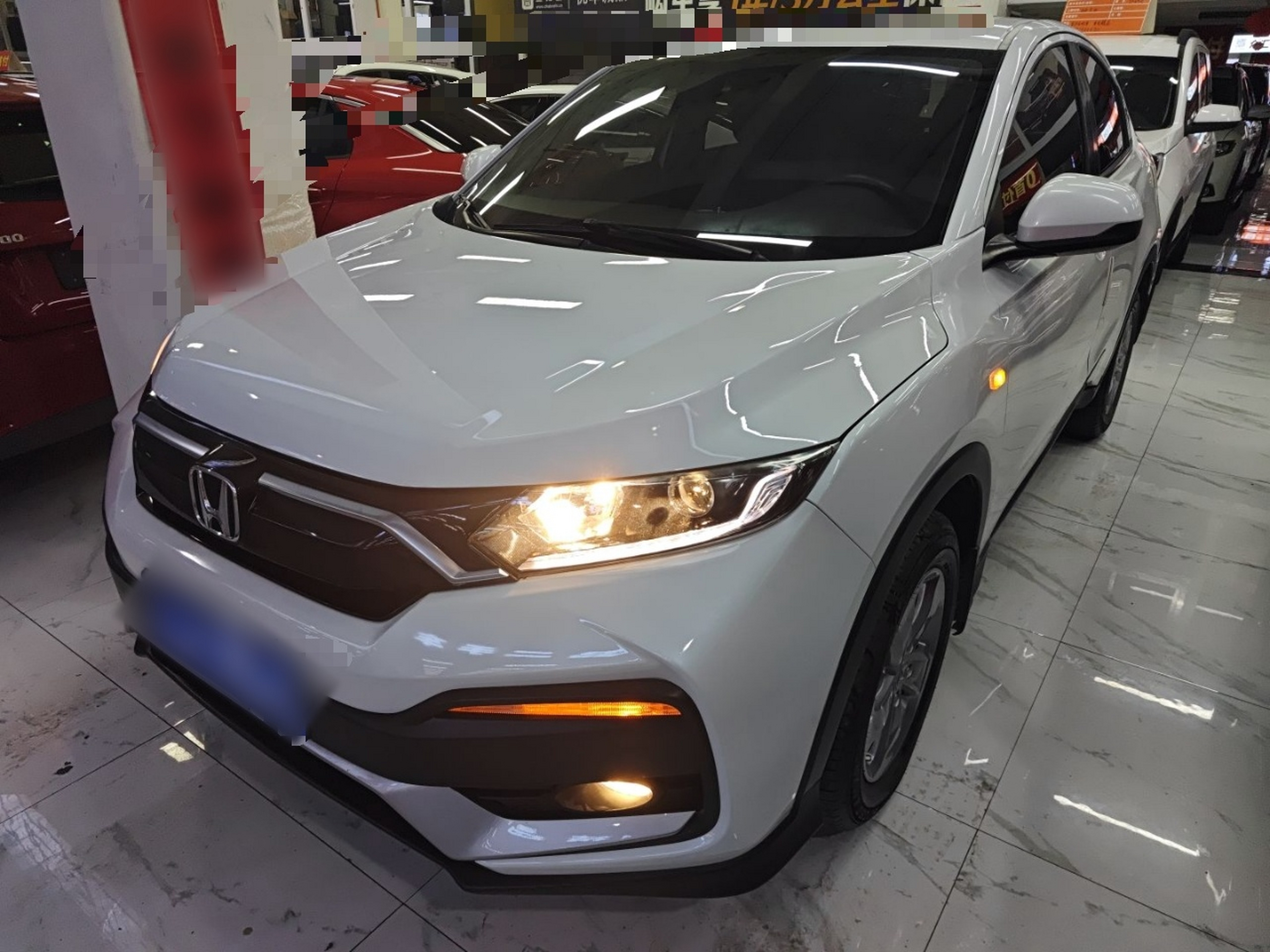 تحت مقدمة السيارة