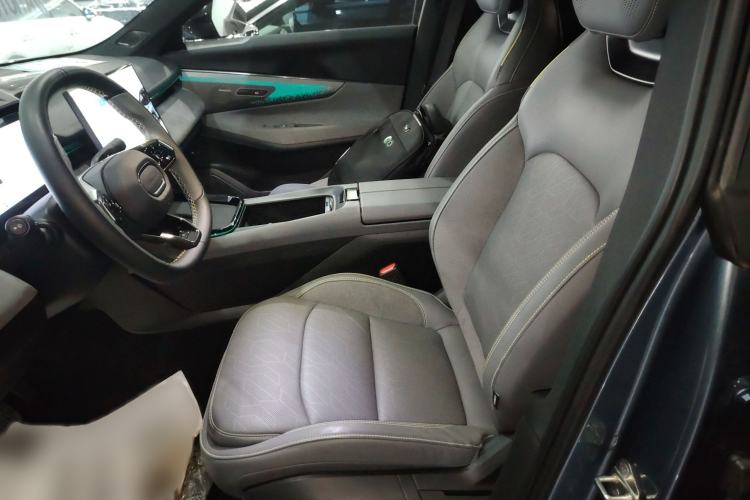 Used Lynk & Co 08 EM-P 2025 220 km All-Wheel-Drive Performance Halo
