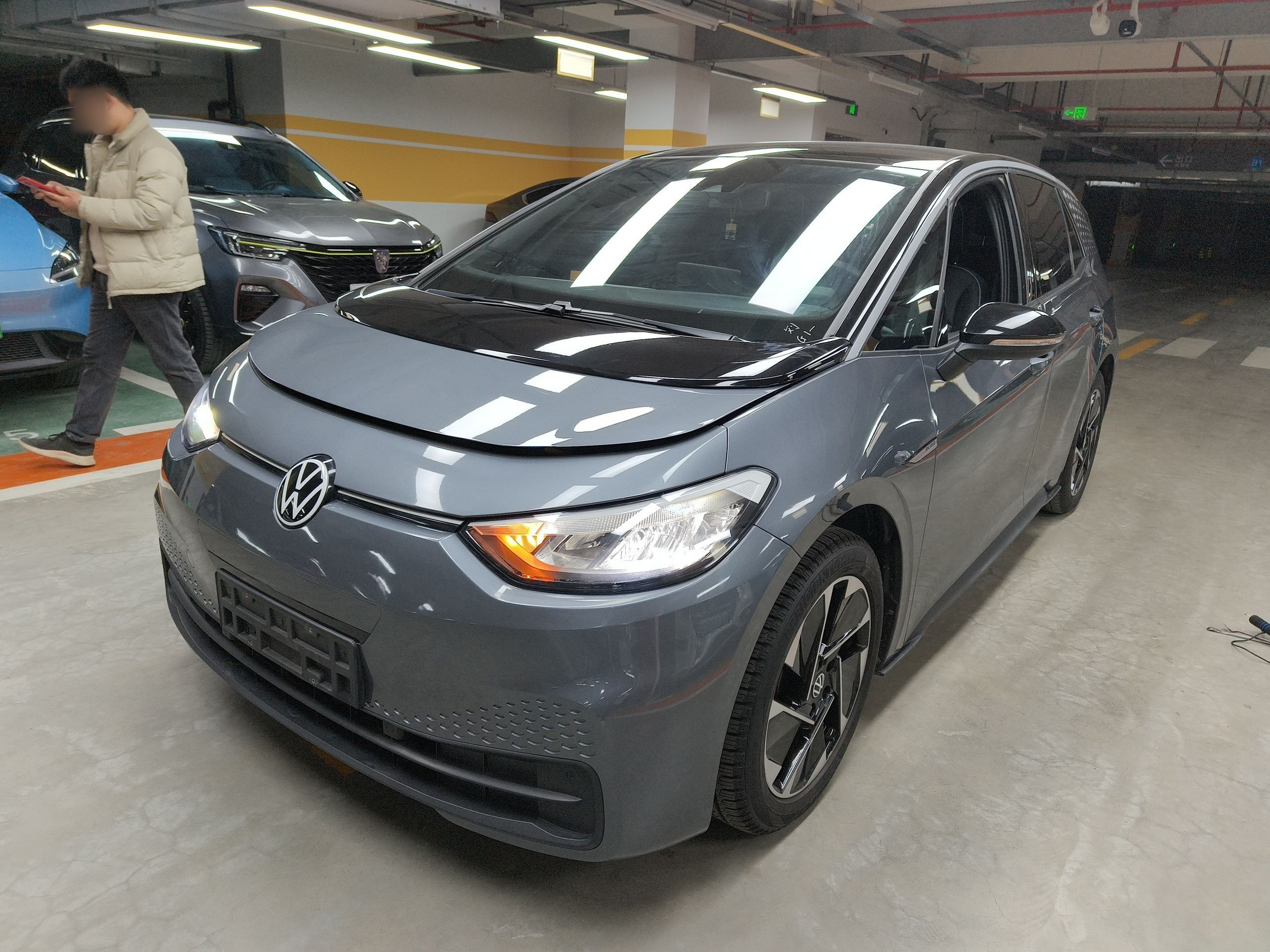 Под передней частью автомобиля