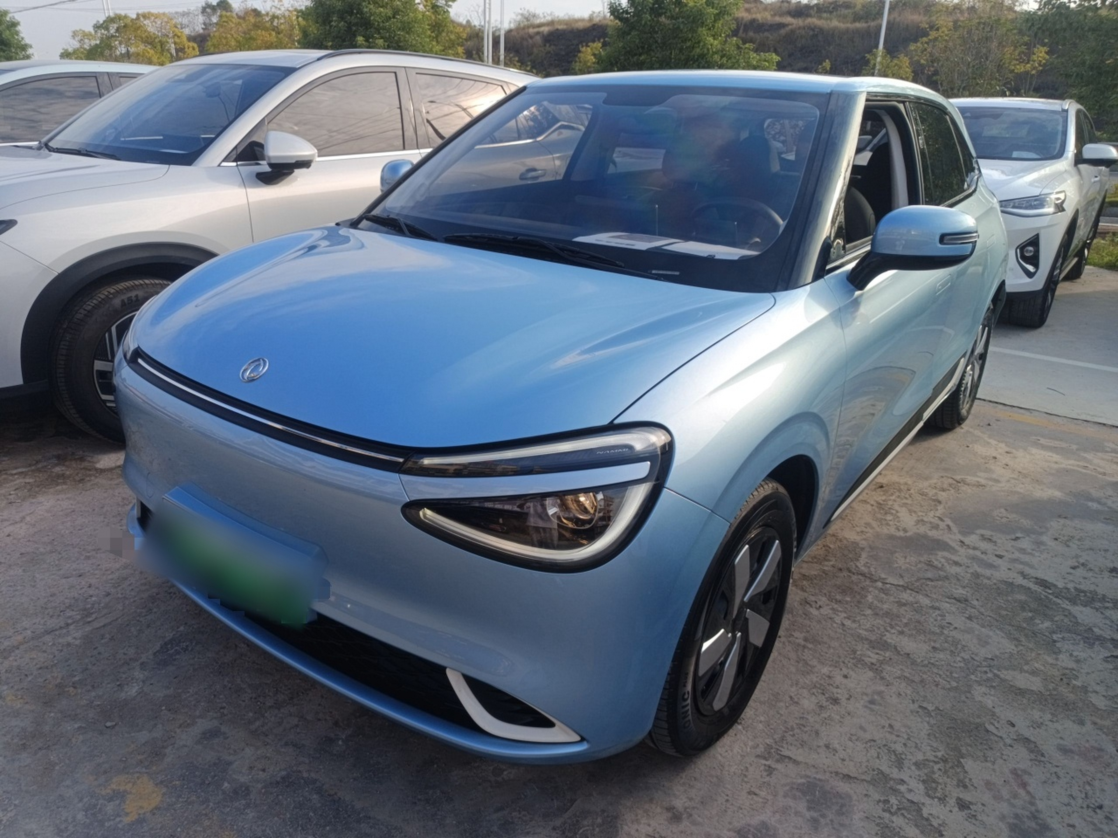 تحت مقدمة السيارة