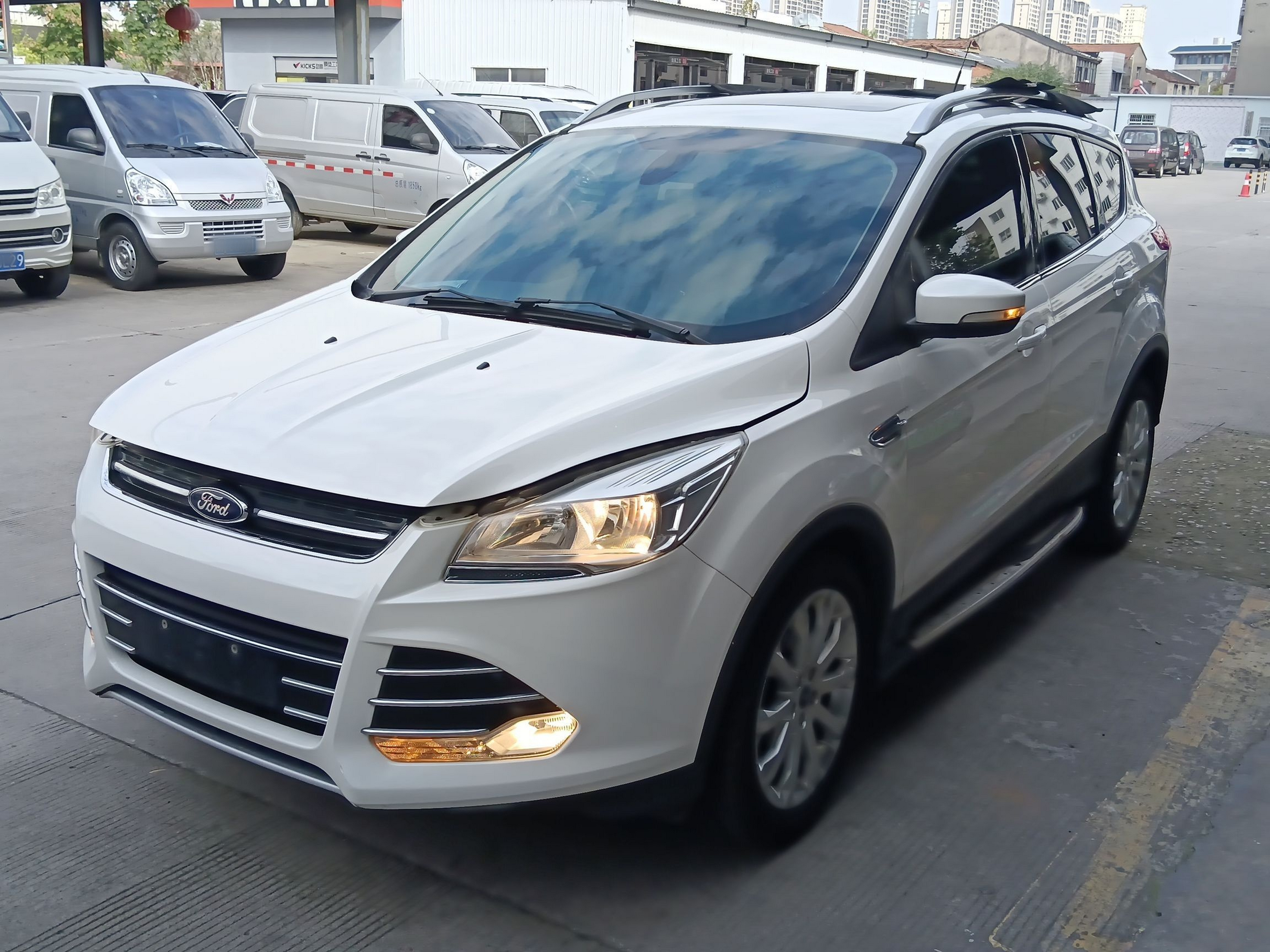 Под передней частью автомобиля