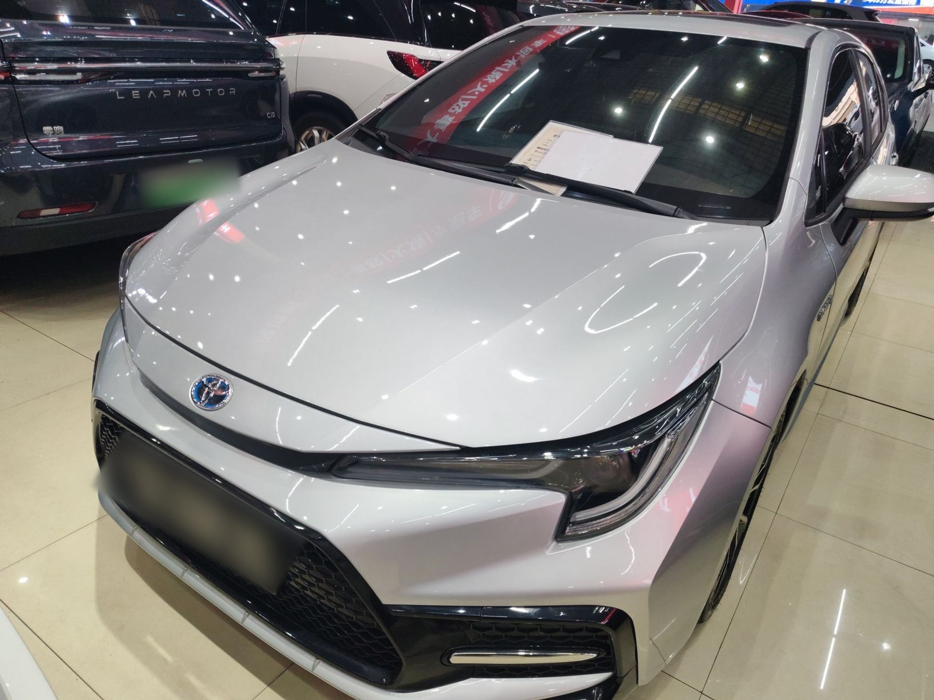 تحت مقدمة السيارة