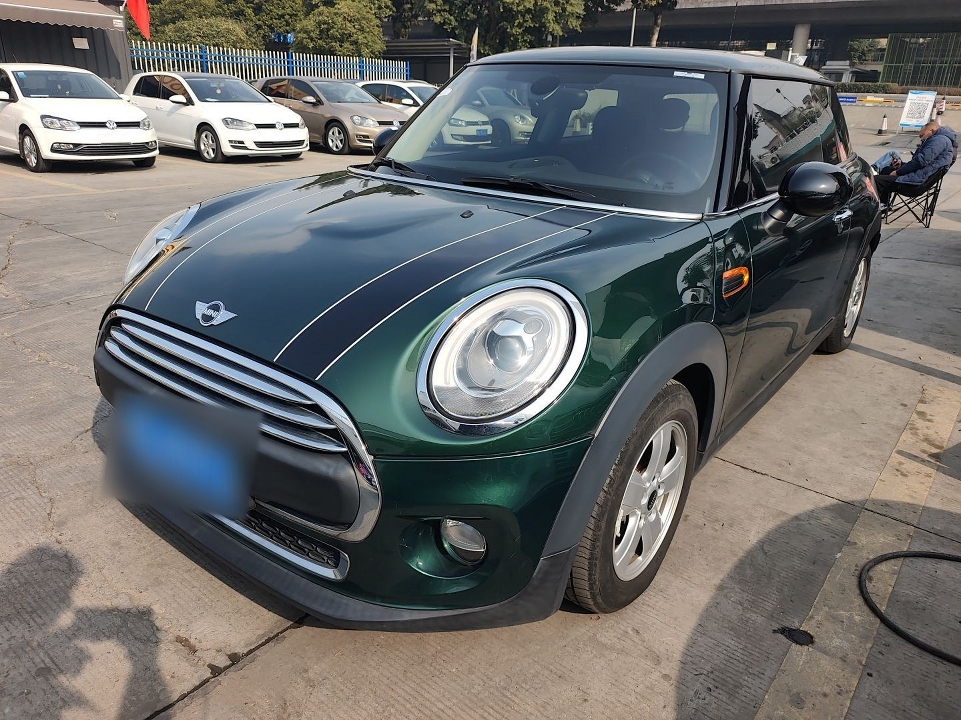 Под передней частью автомобиля