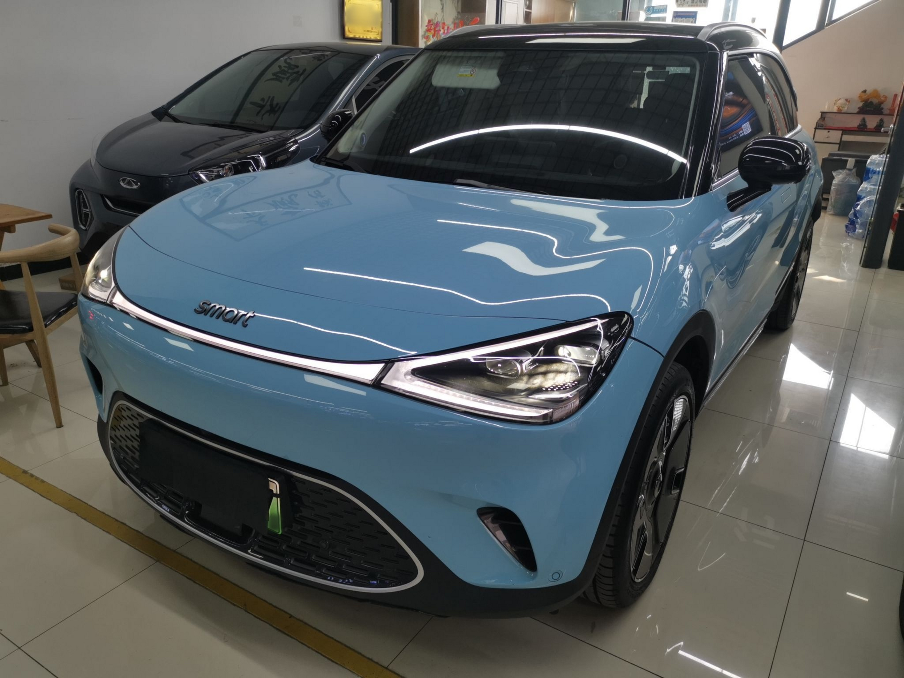 تحت مقدمة السيارة