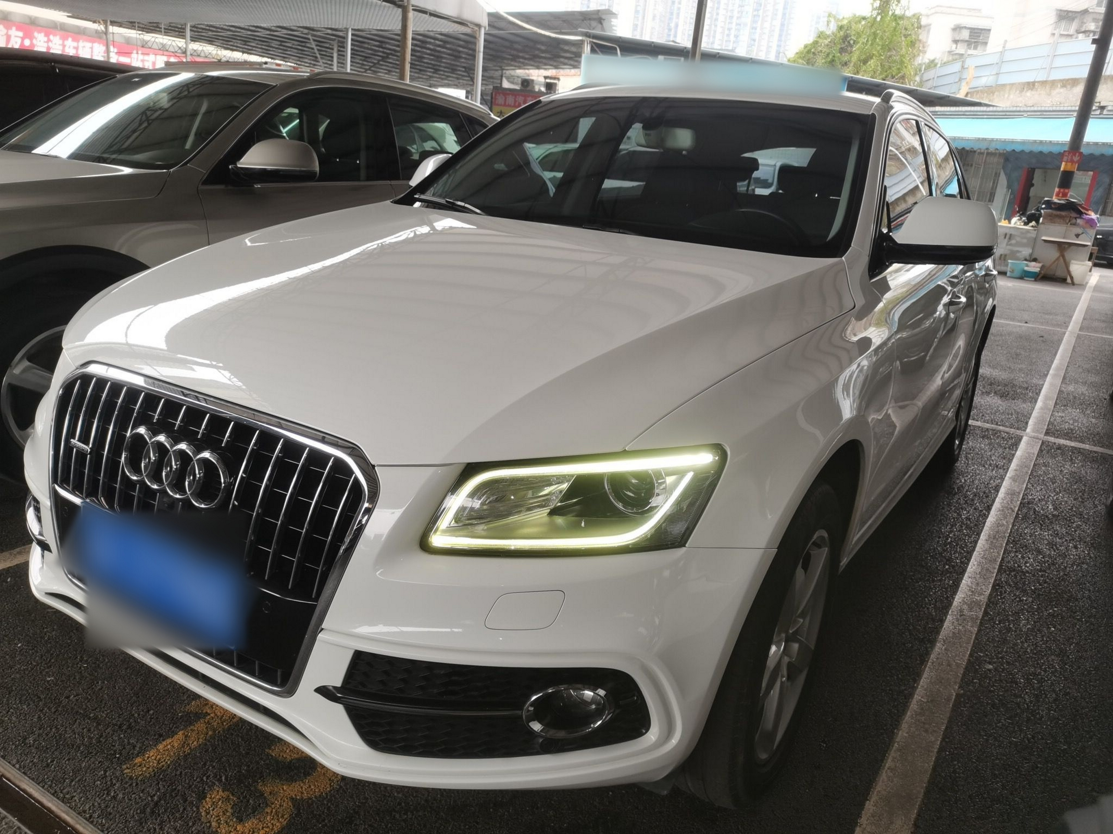 تحت مقدمة السيارة