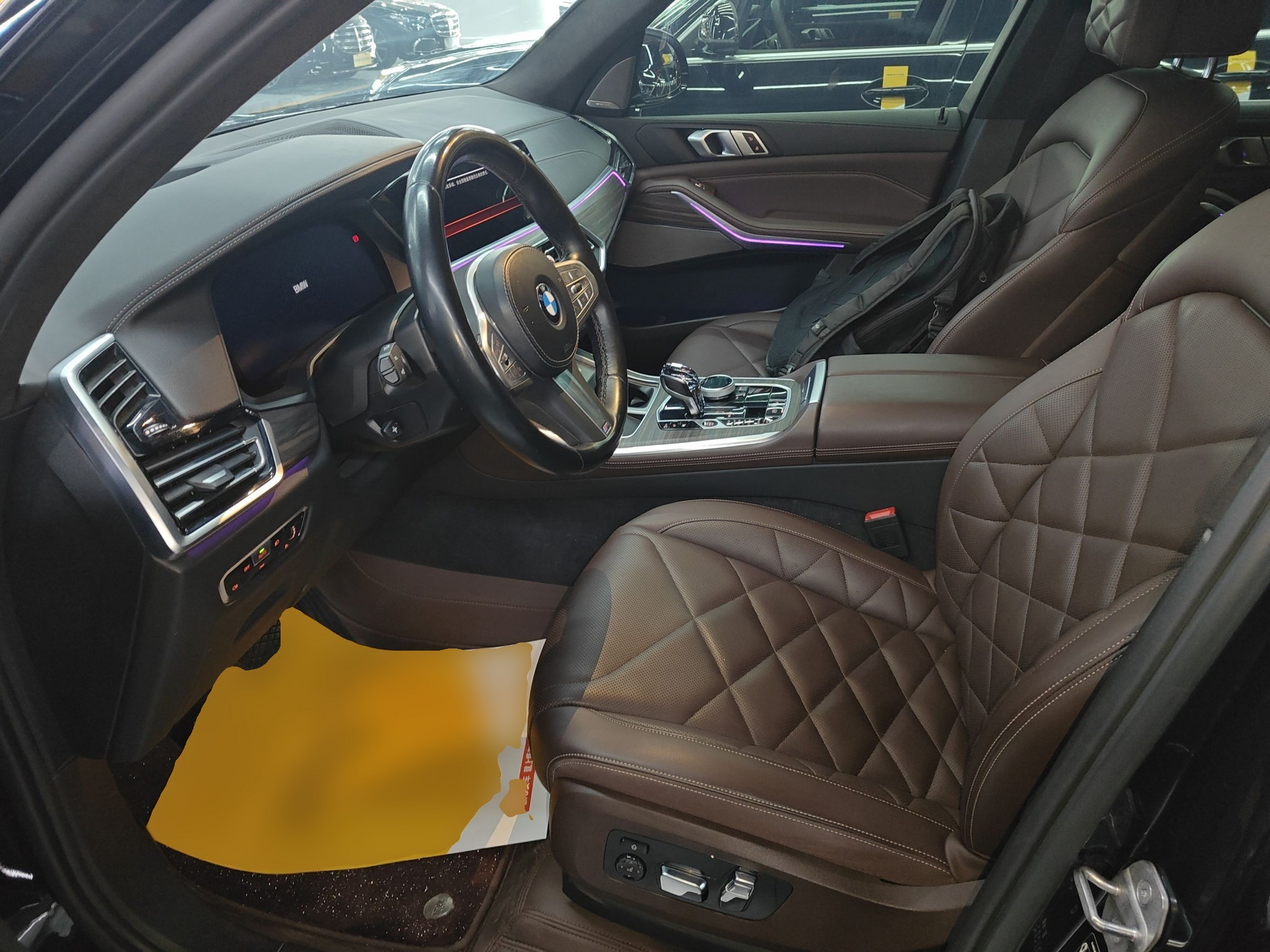 المقاعد الأمامية داخل السيارة