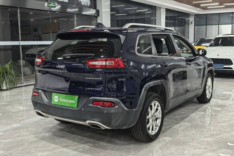 Used  Cherokee 2017 2.4L Leading Smart Edition
