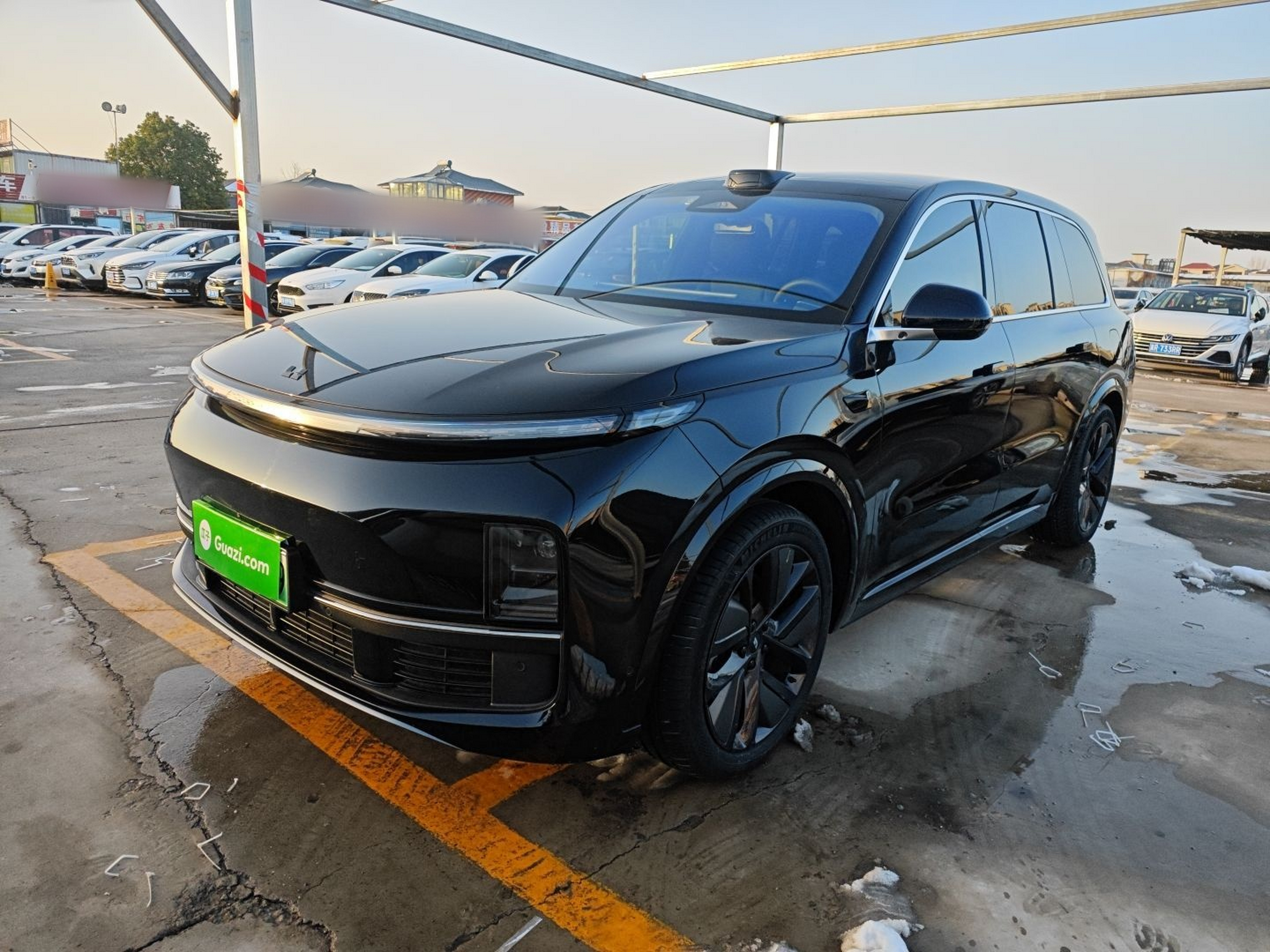 تحت مقدمة السيارة