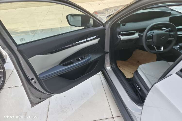 Used Changan UNI-V iDD 2023 ZhiDian iDD 1.5T 113km ZhiKu Model
