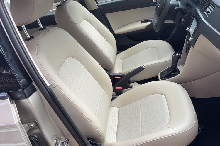 Used Skoda Rapid 2015 1.6L Automatic Smart Selection Model
