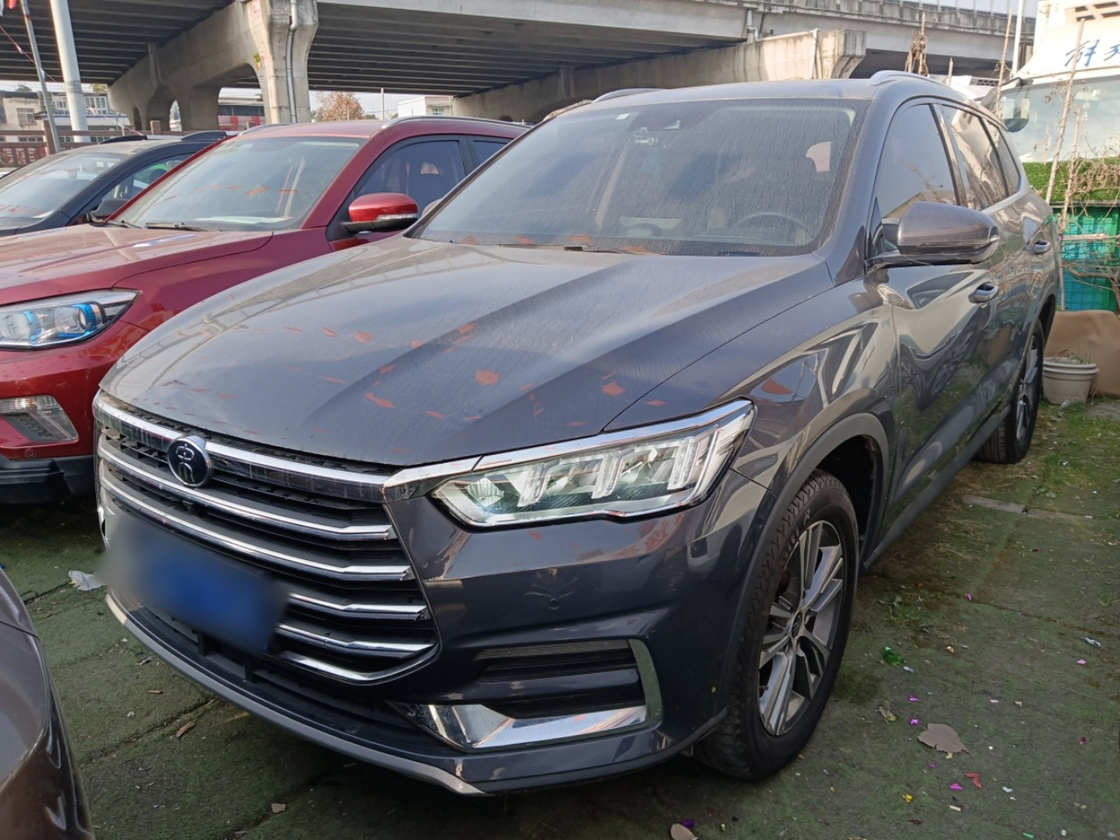 Под передней частью автомобиля