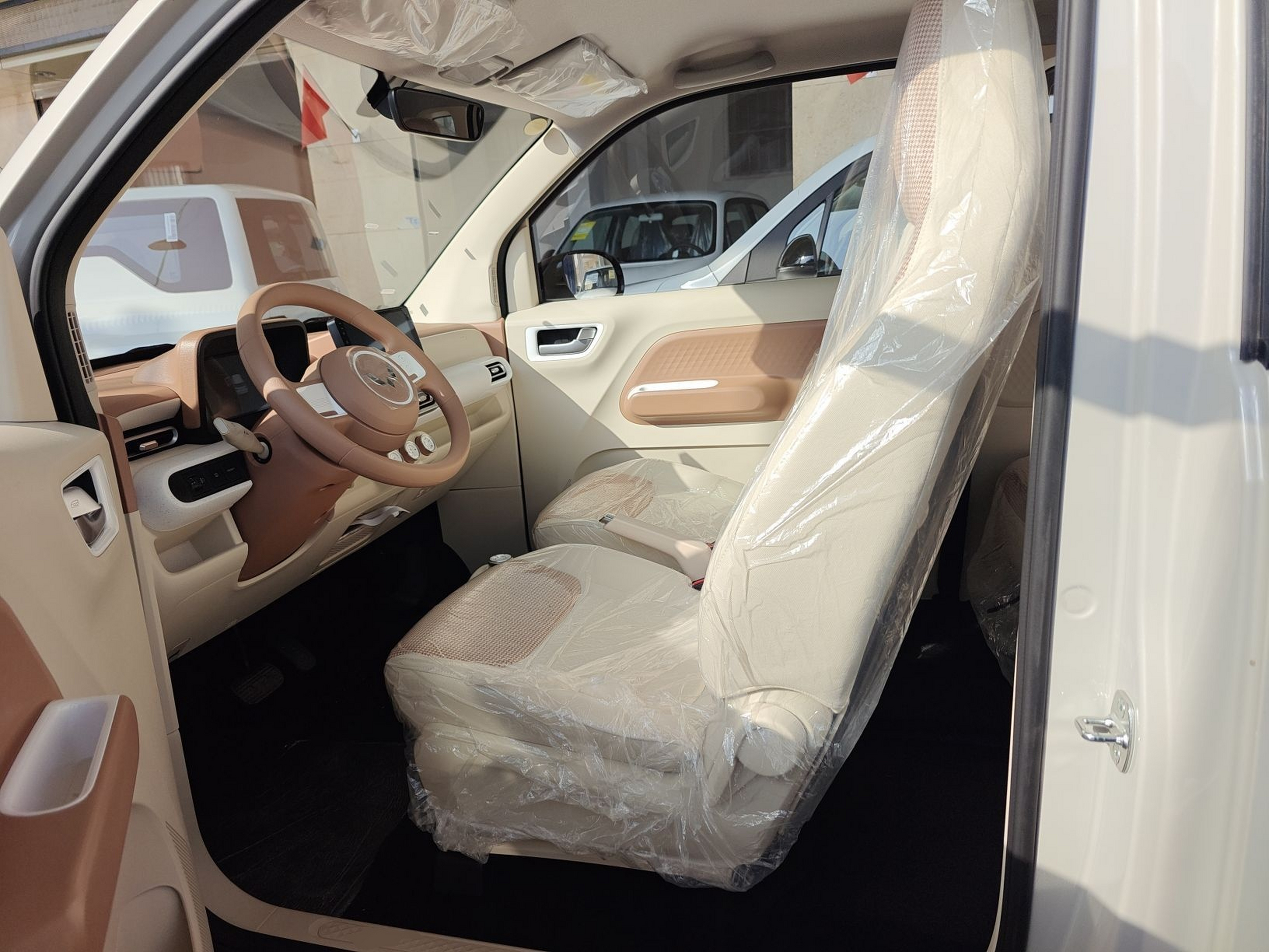 المقاعد الأمامية داخل السيارة