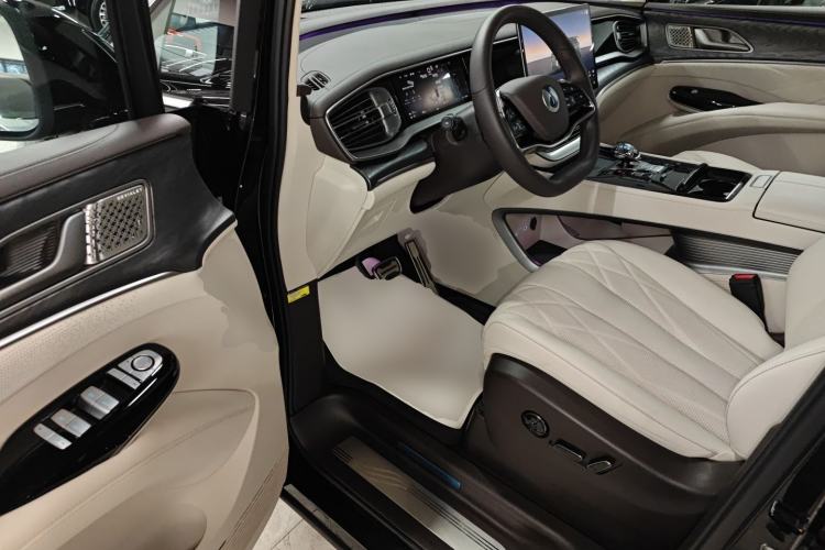 Used Denza D9 2025 DM-i Intelligent Drive 1020 Four-Wheel Drive Prestige Model