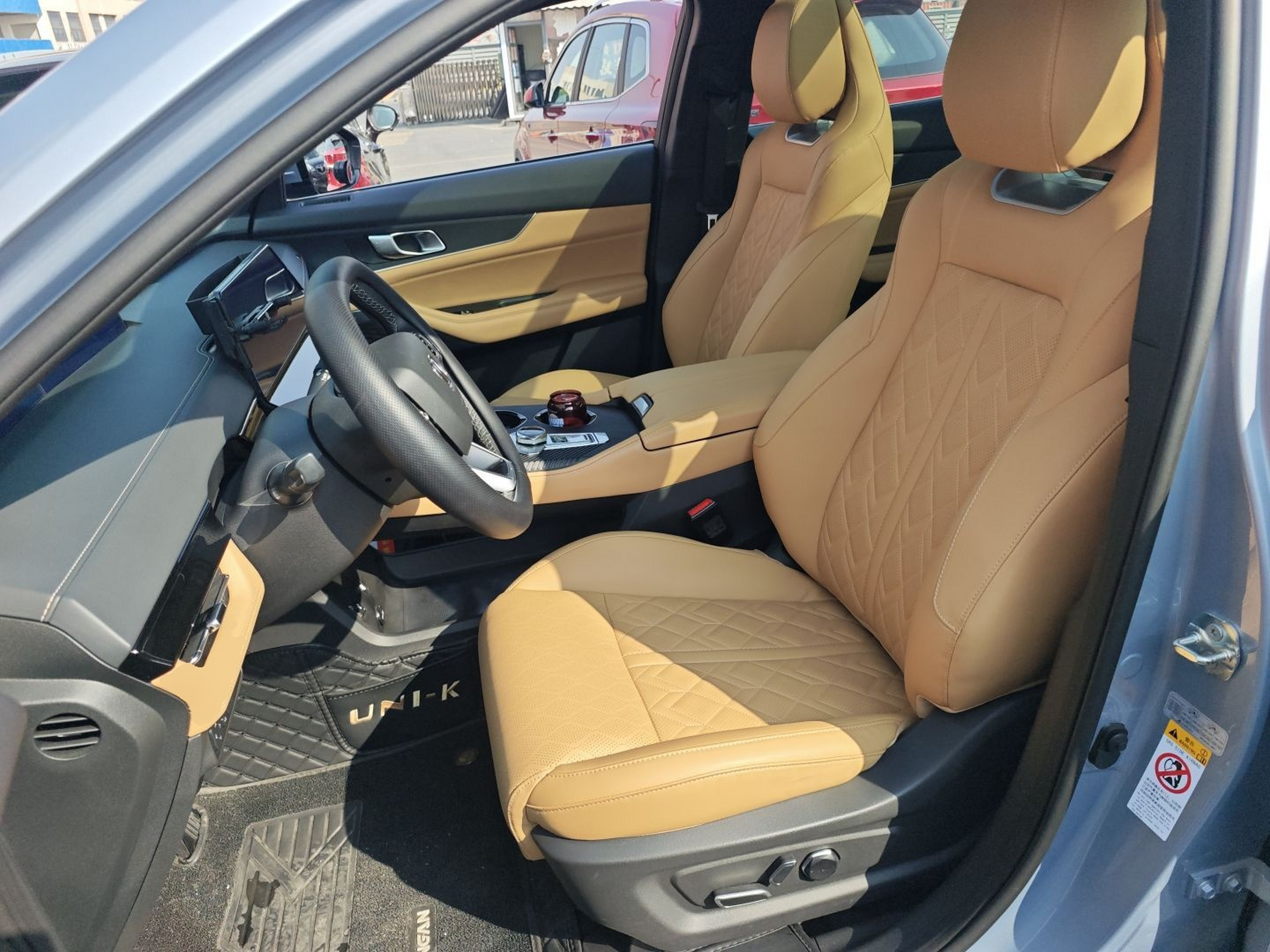 المقاعد الأمامية داخل السيارة