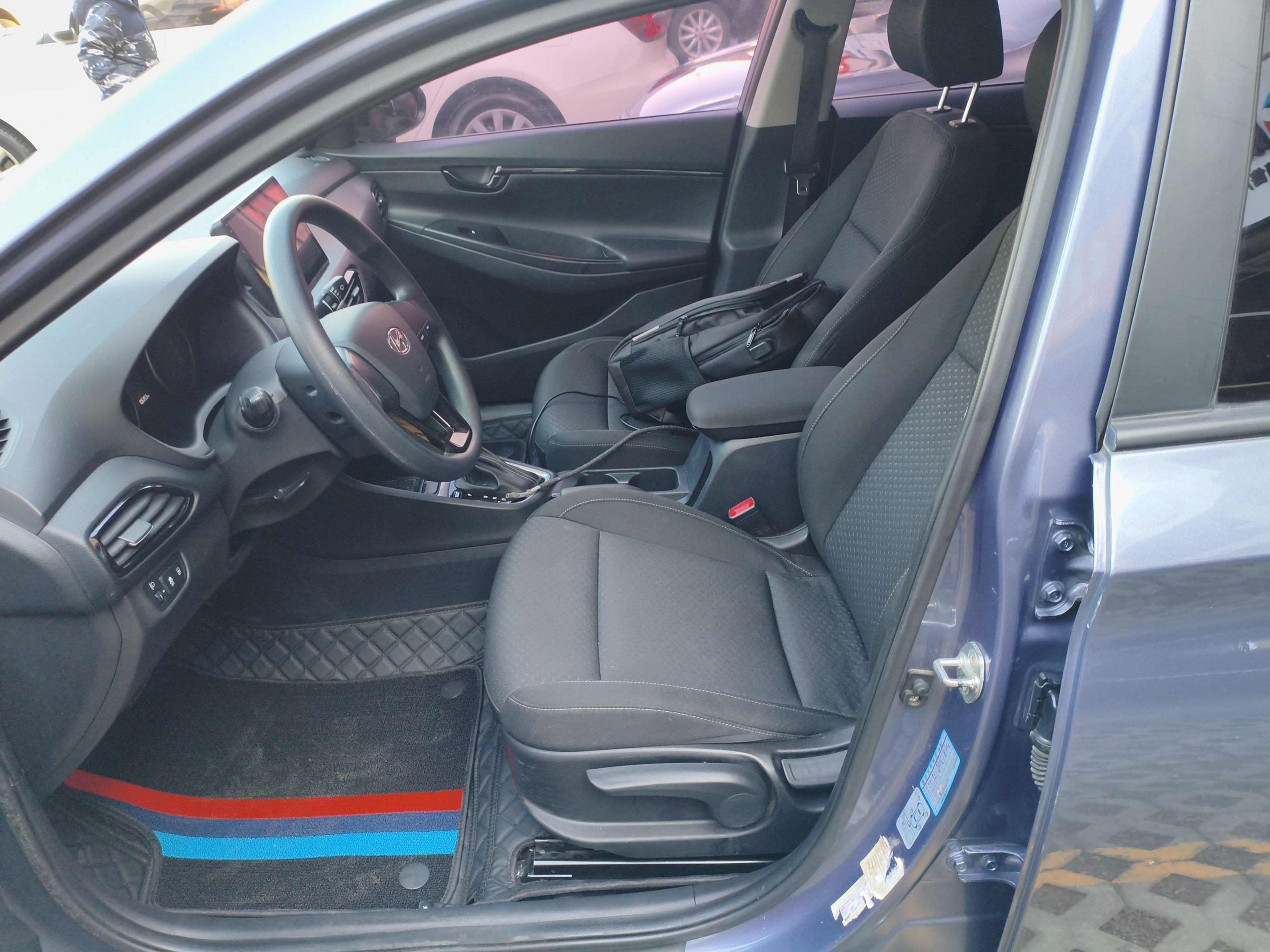 Переднее сиденье в автомобиле