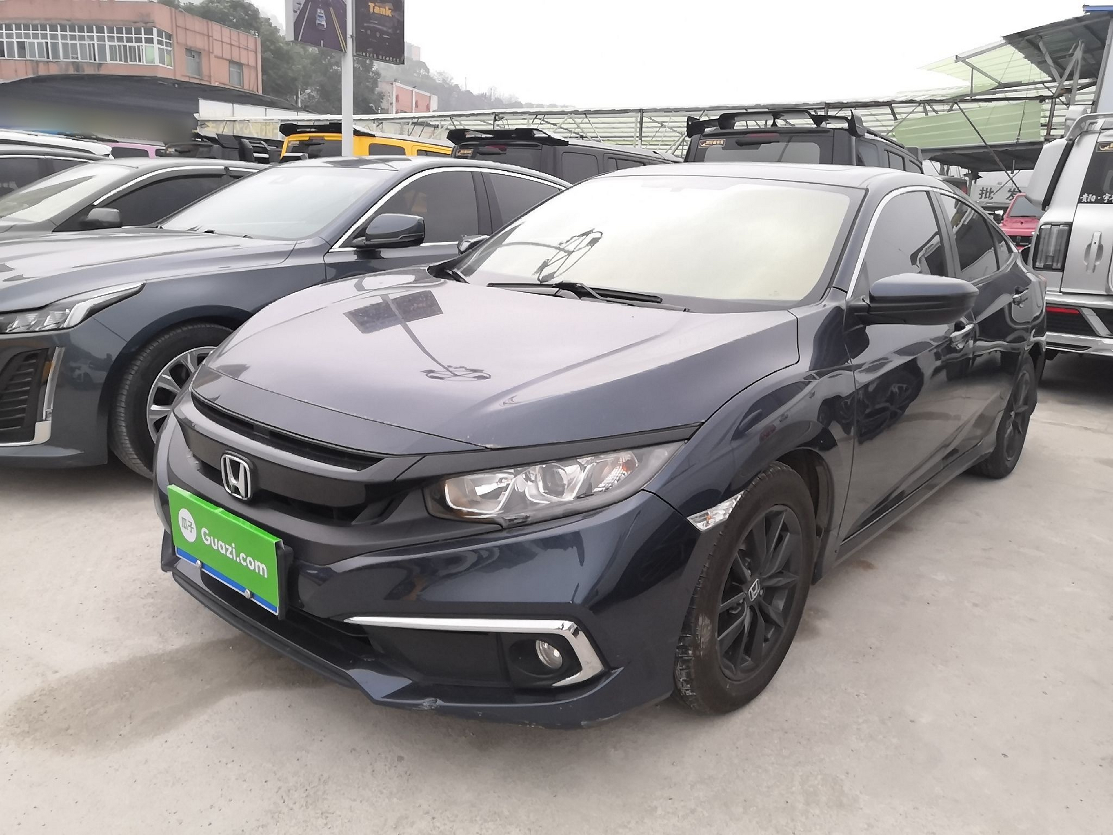 Под передней частью автомобиля