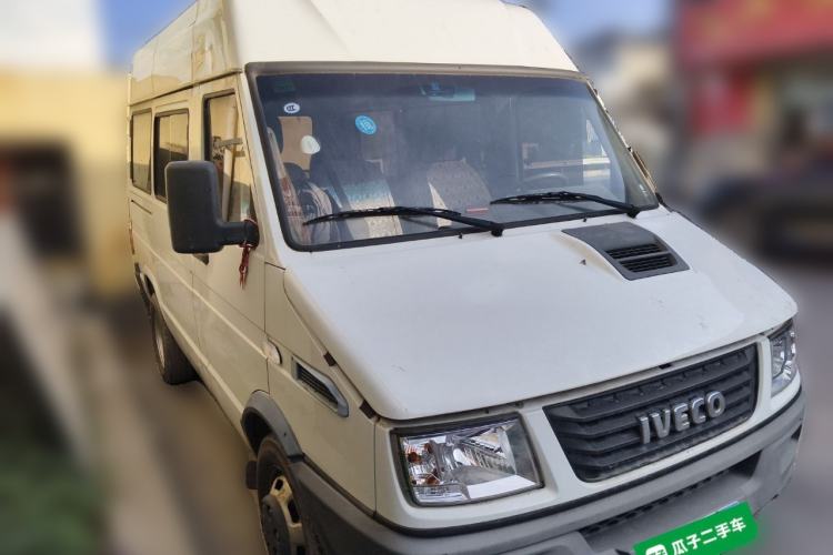 Used Iveco Daily 2020 2.5T A35 Passenger Van with Dual Tires Mid-Roof Design 5-9 Seater Side-Sliding Door China V Emission Standard
