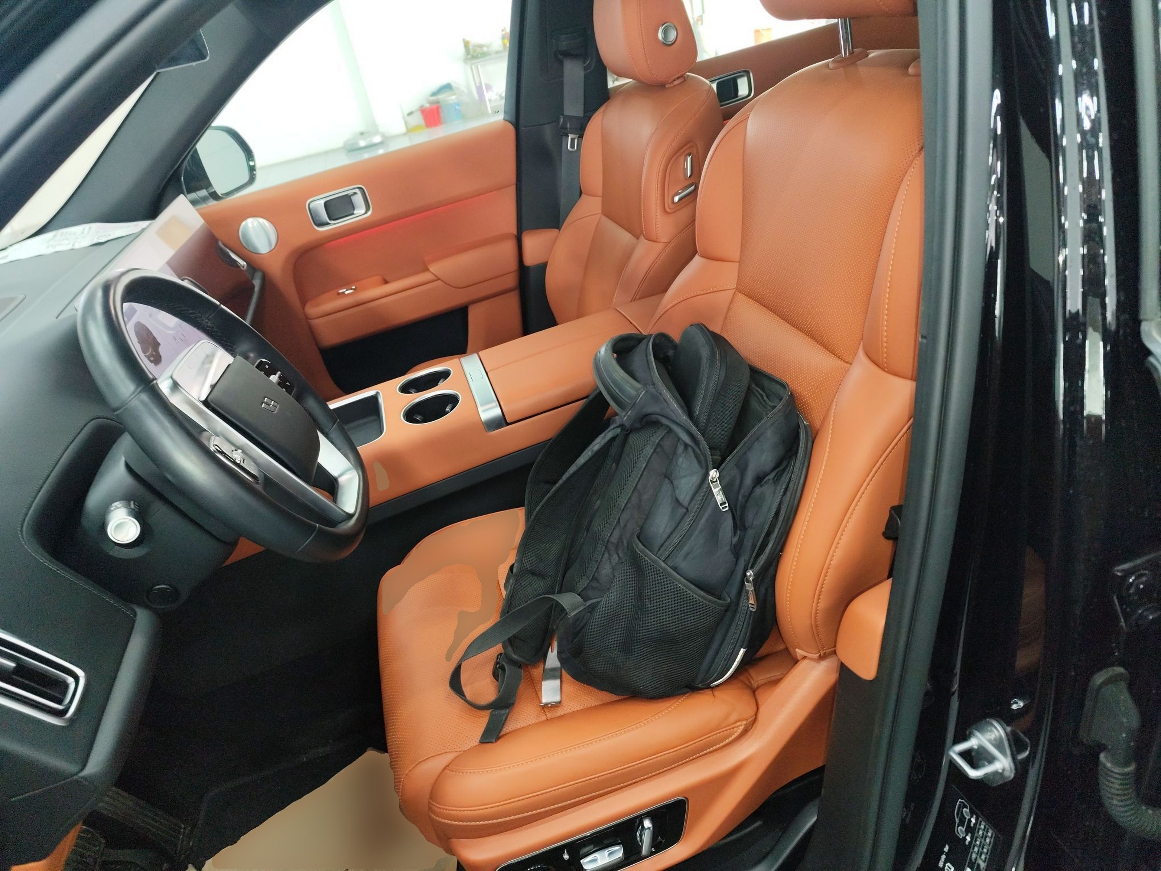 المقاعد الأمامية داخل السيارة