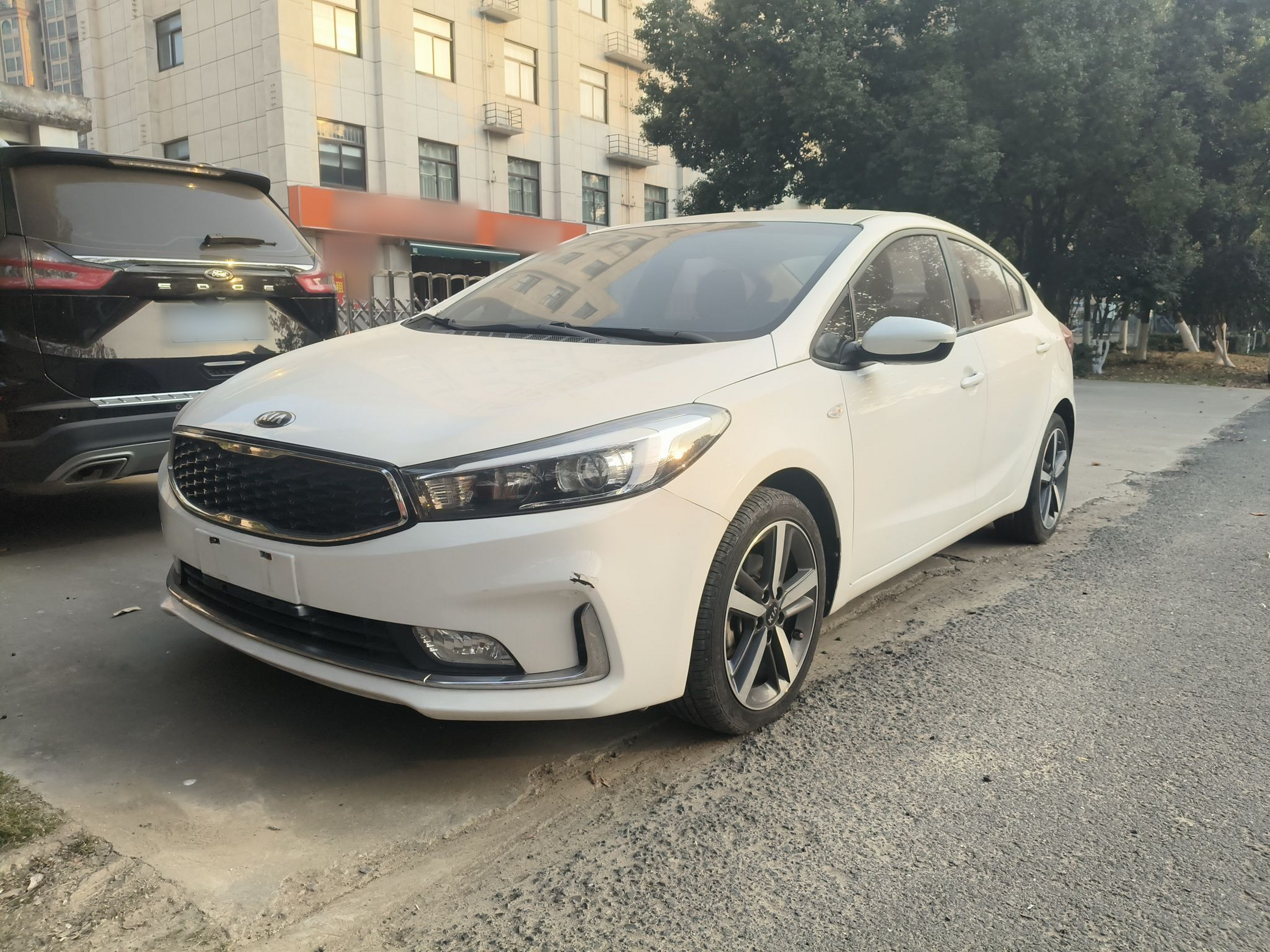 Под передней частью автомобиля