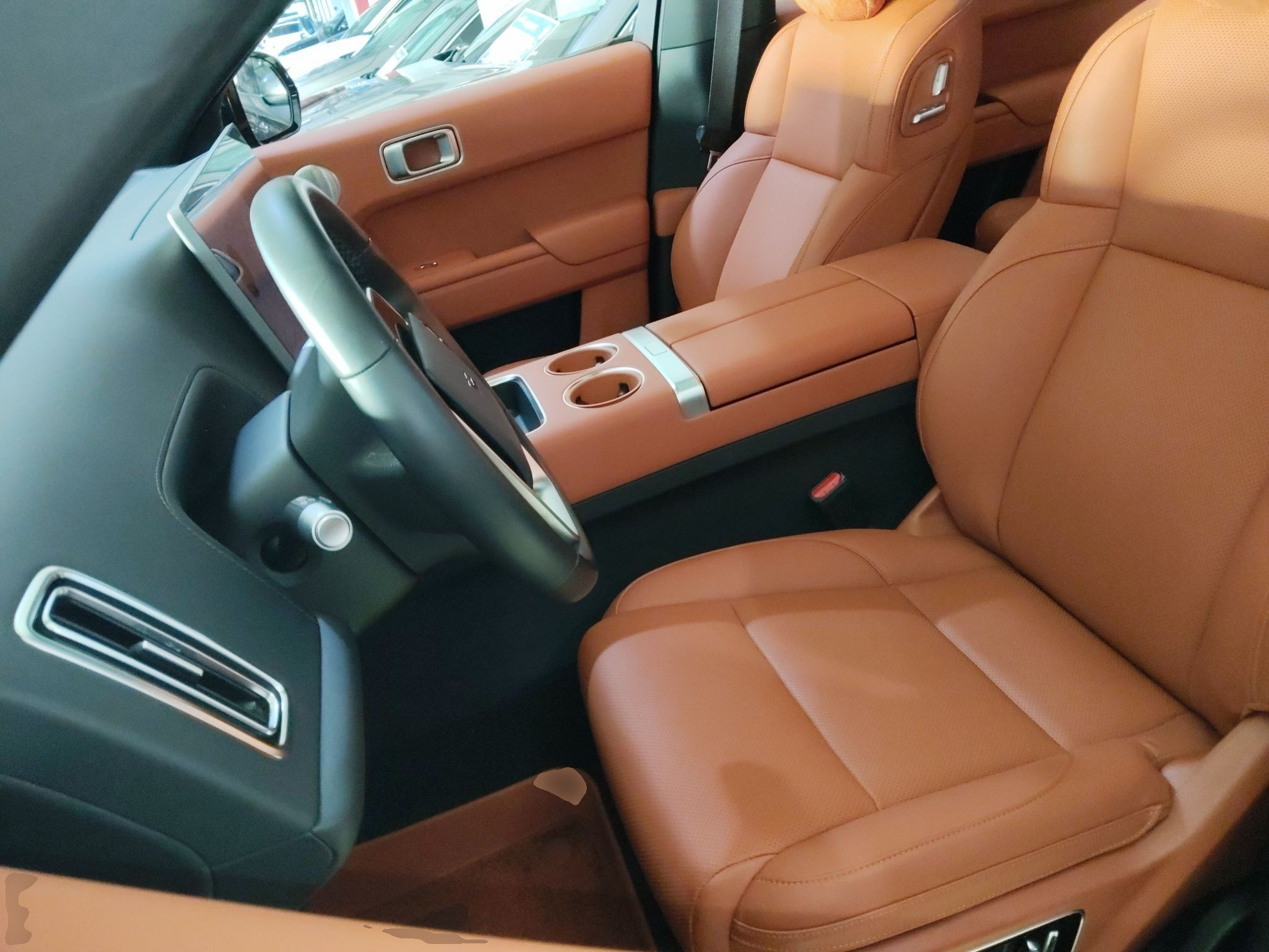 المقاعد الأمامية داخل السيارة