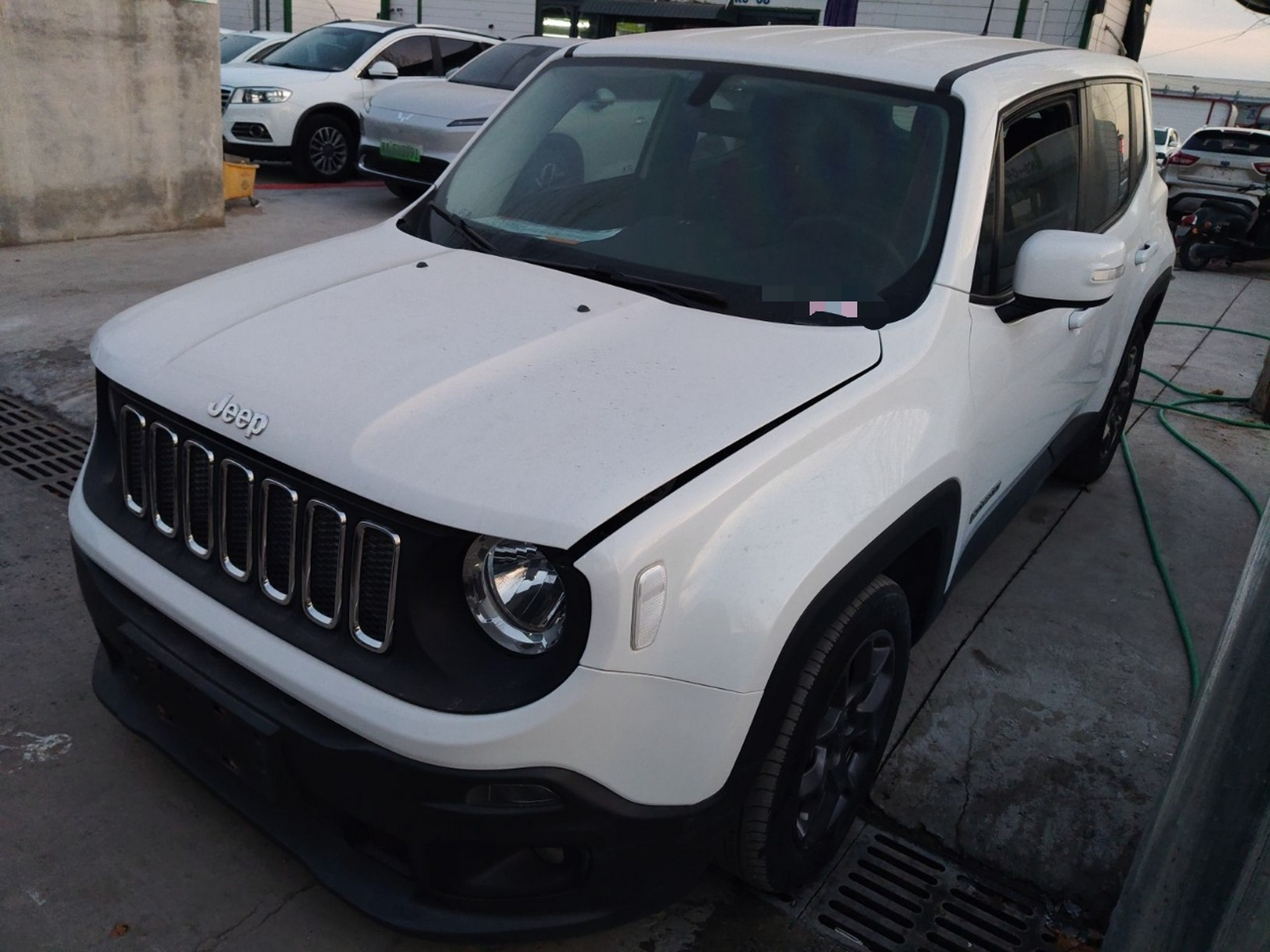 تحت مقدمة السيارة