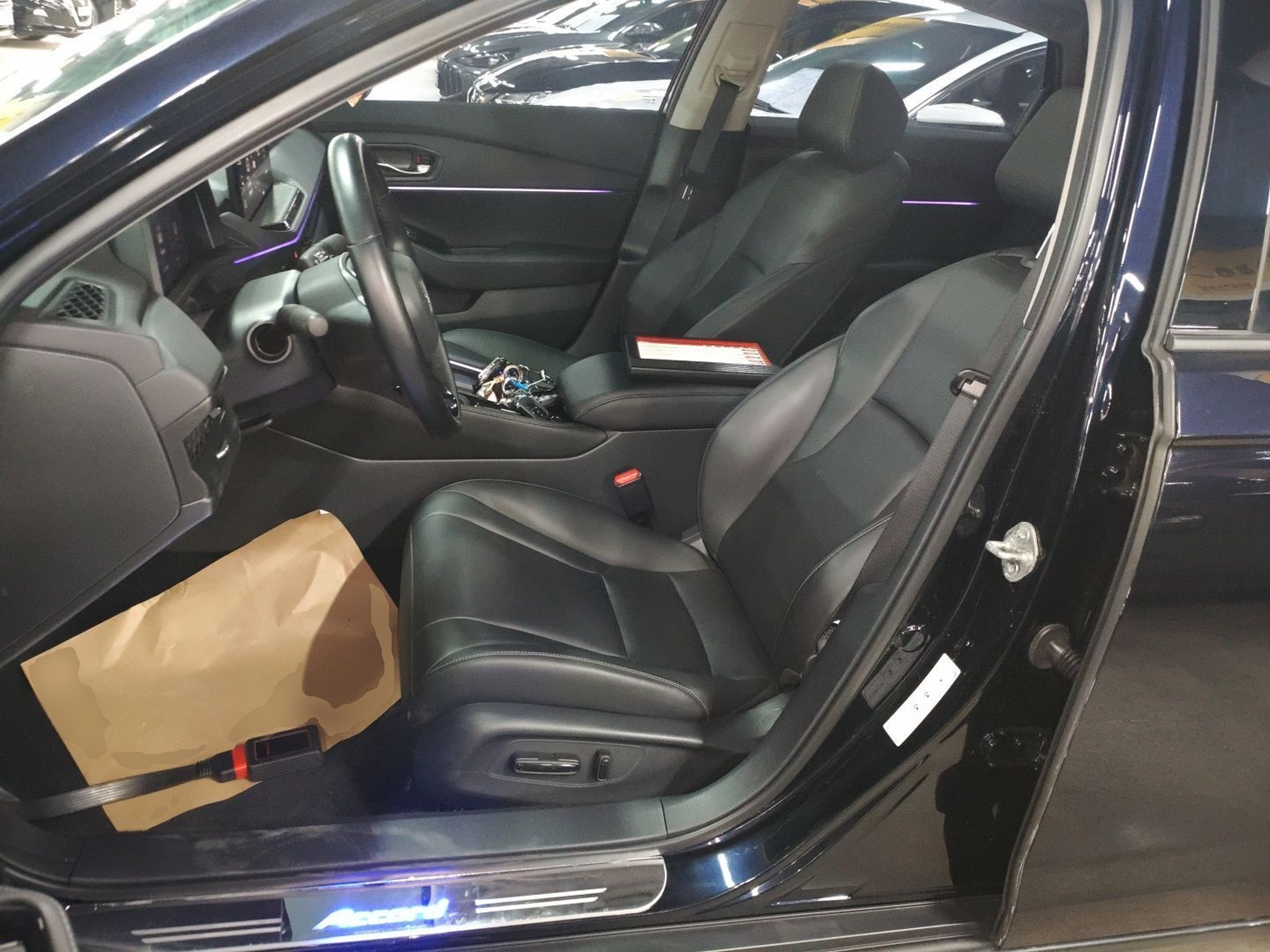 المقاعد الأمامية داخل السيارة