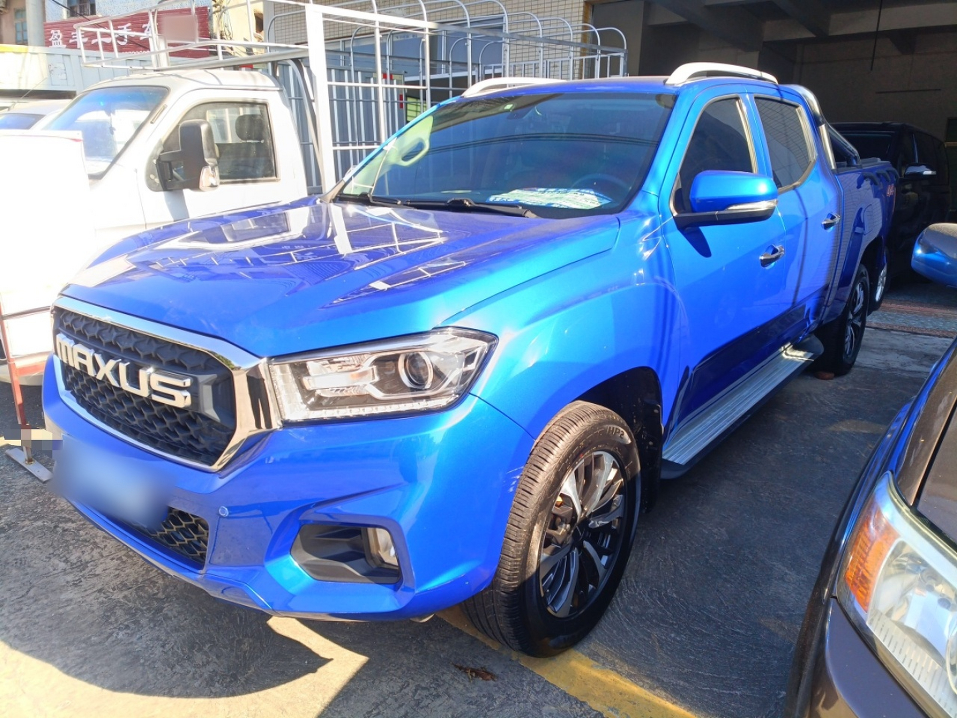 تحت مقدمة السيارة