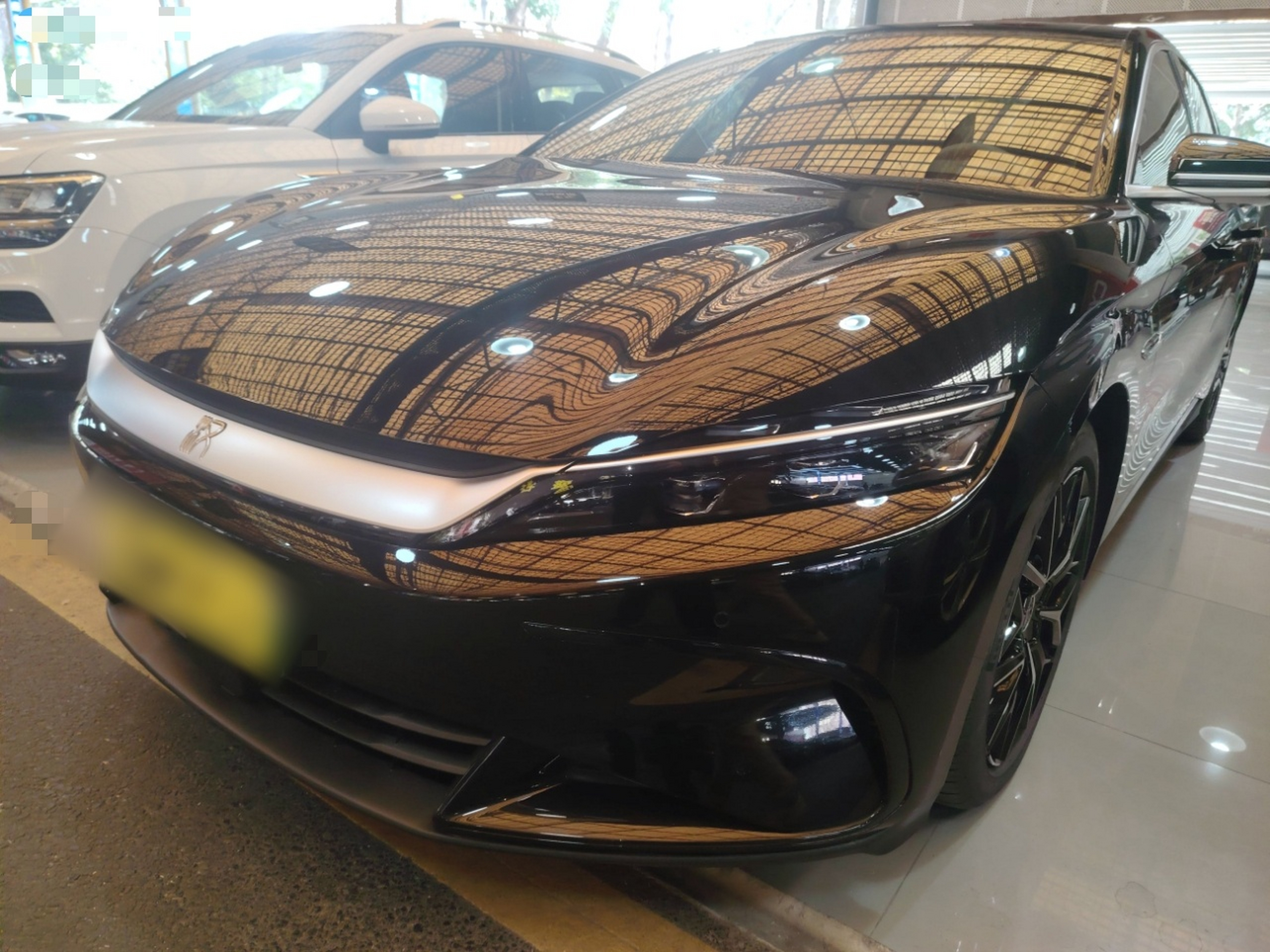 Под передней частью автомобиля