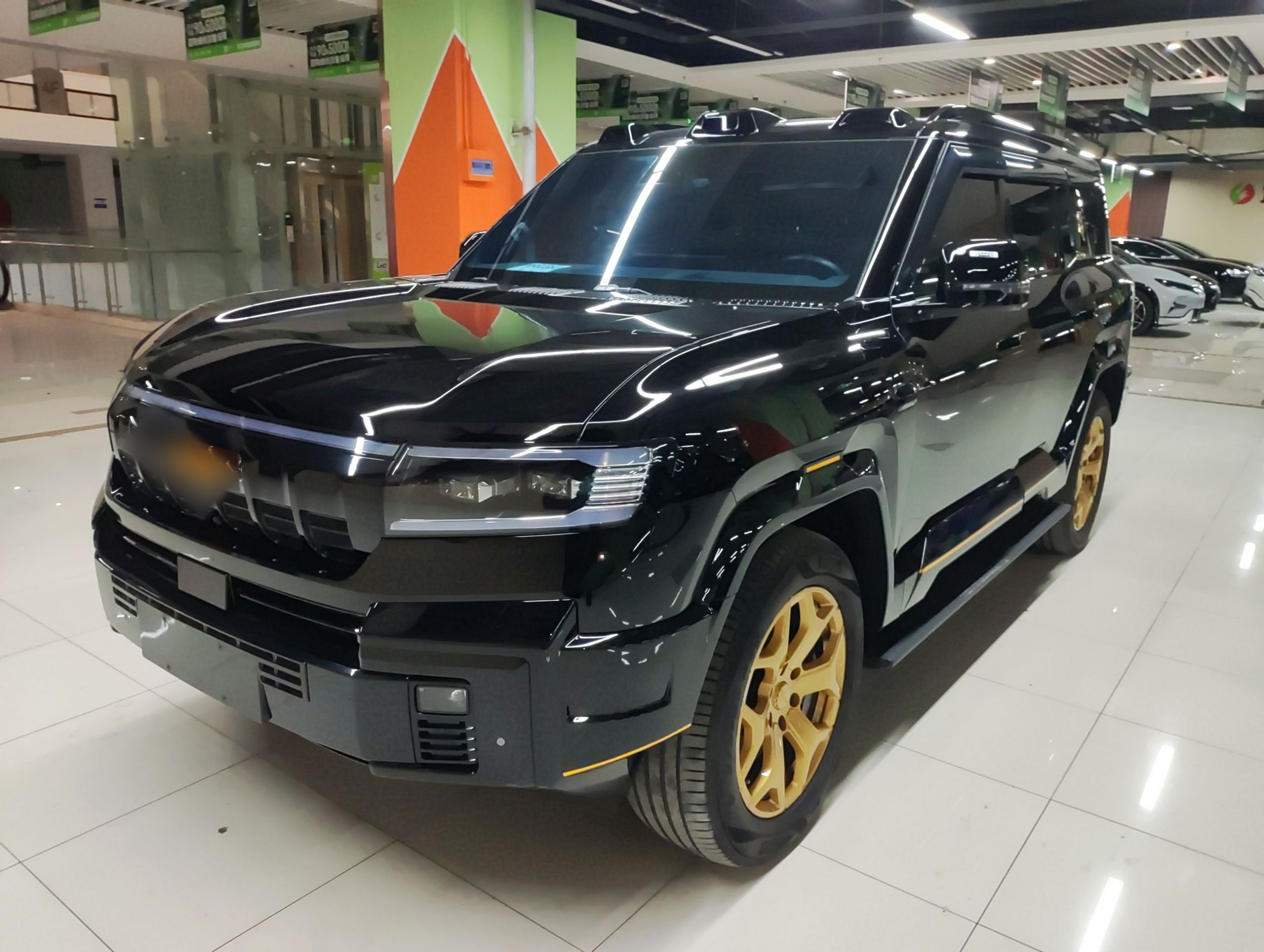 تحت مقدمة السيارة