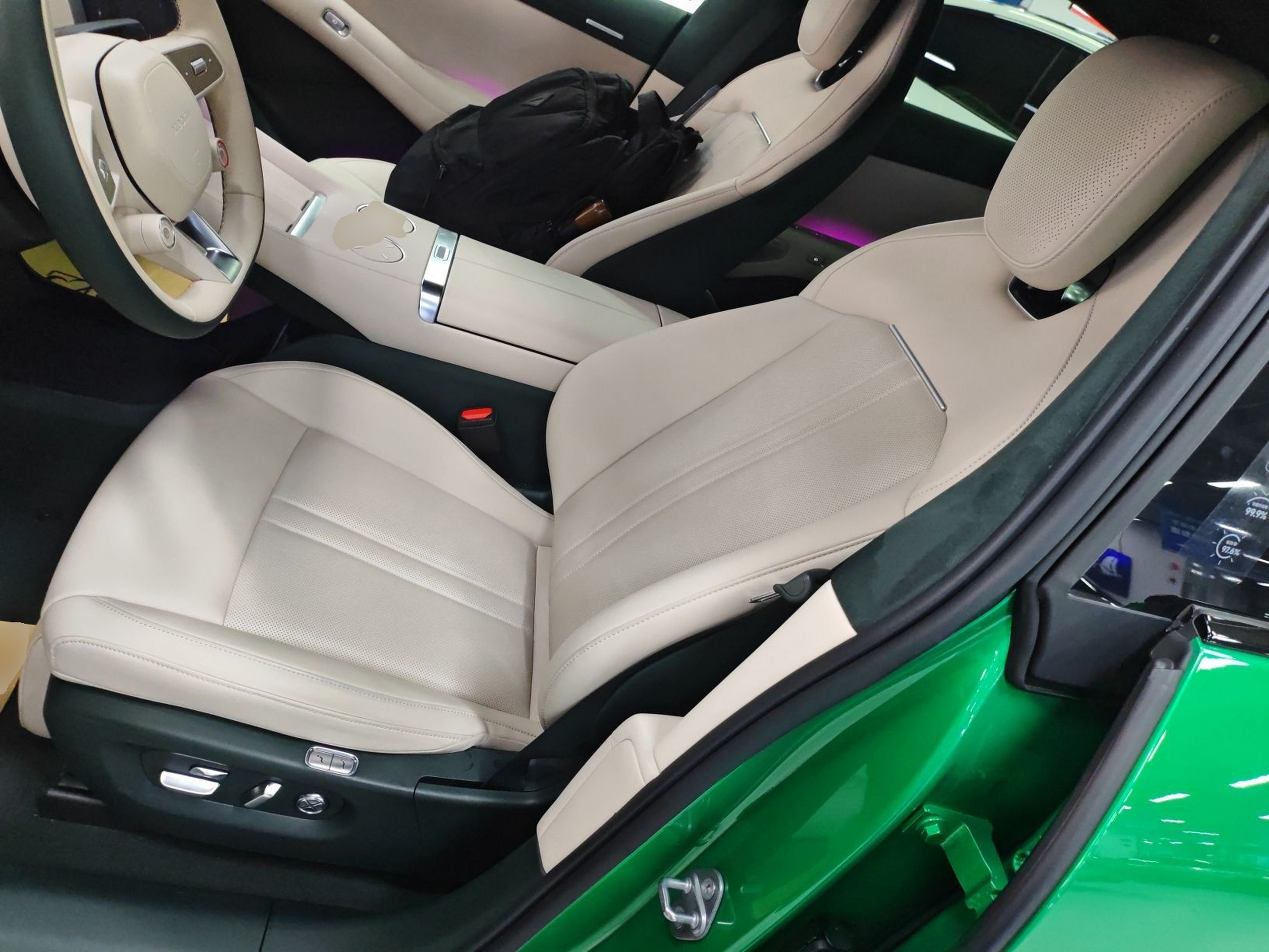 المقاعد الأمامية داخل السيارة