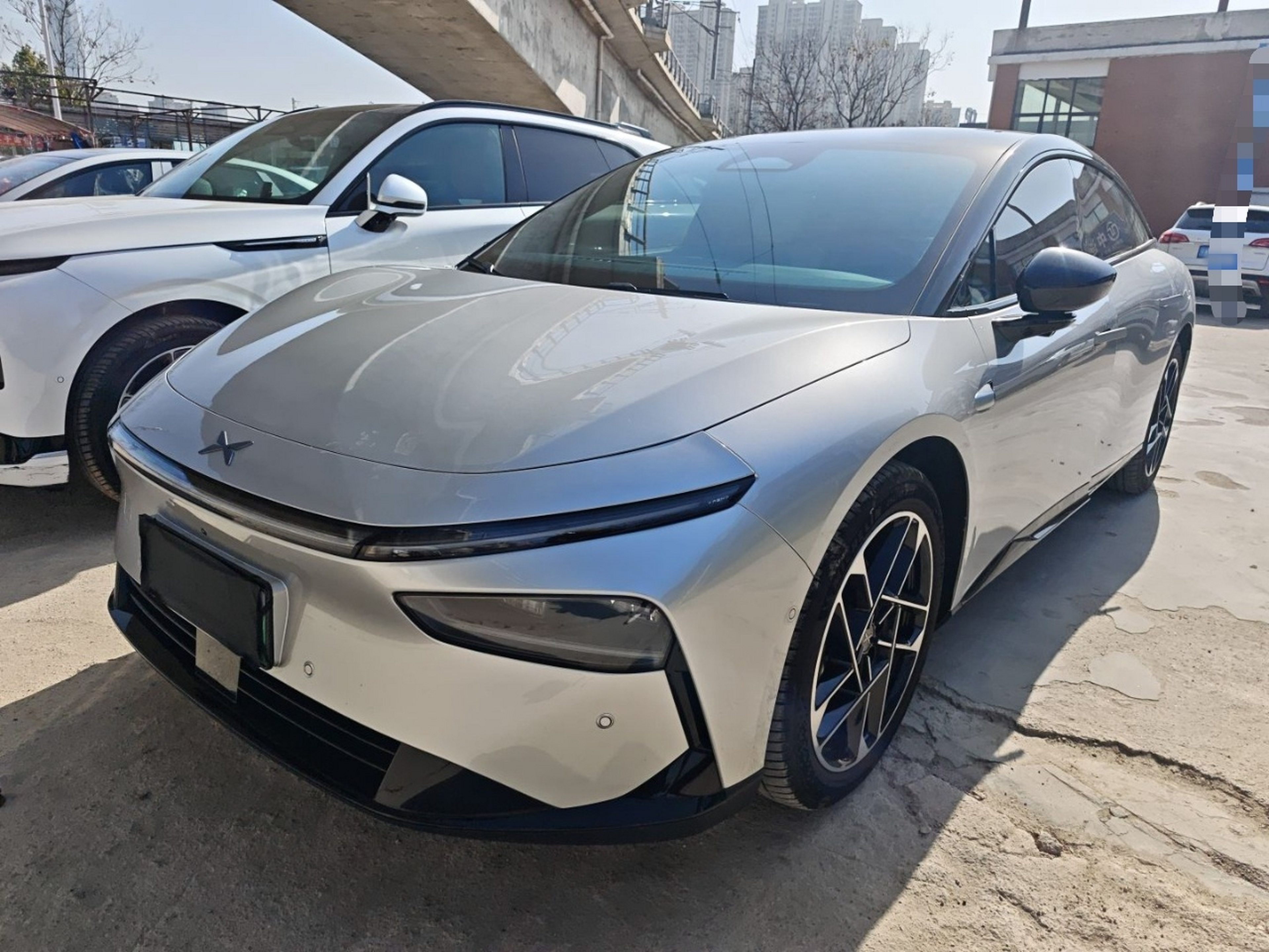 Под передней частью автомобиля