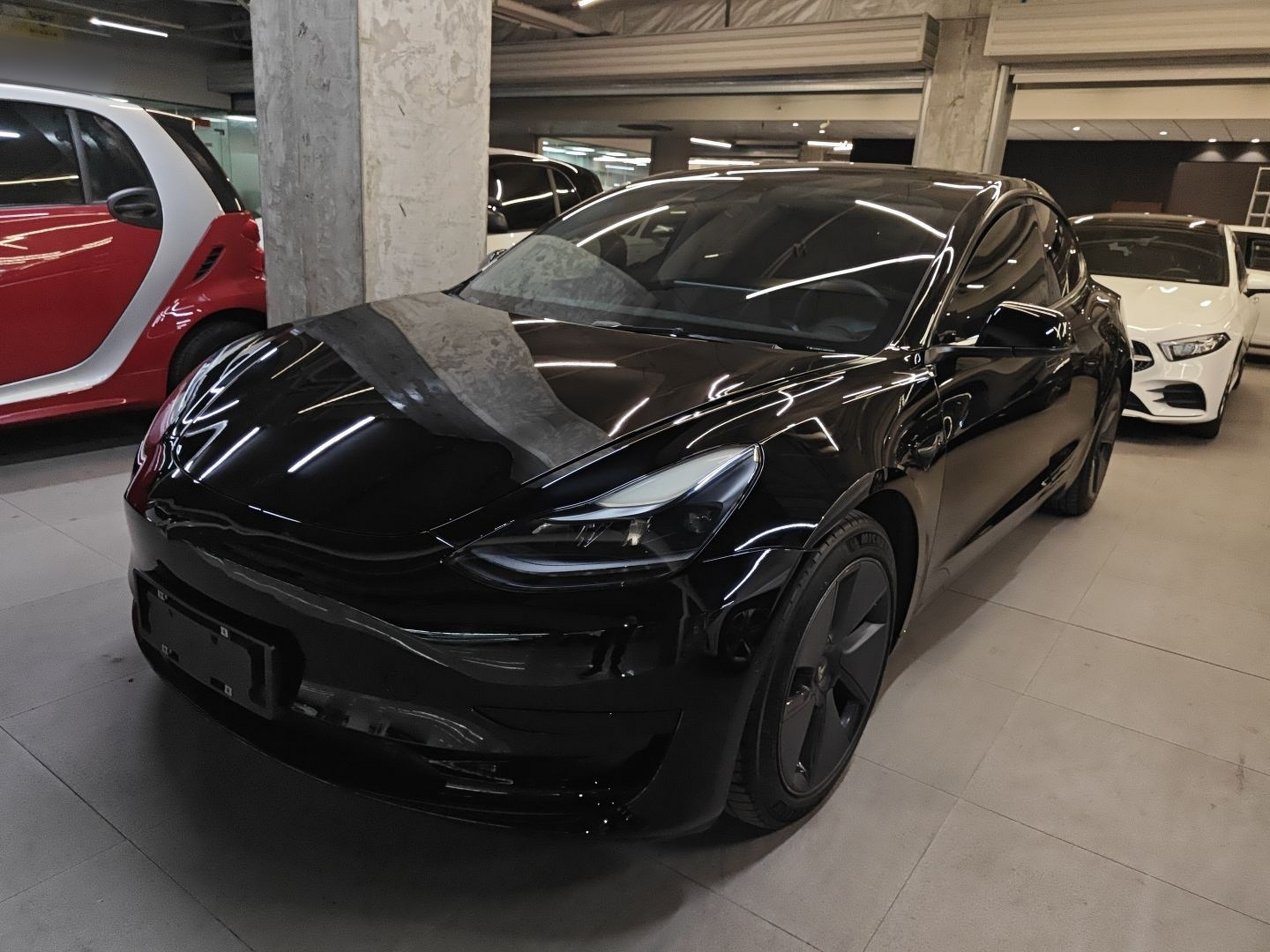 Под передней частью автомобиля