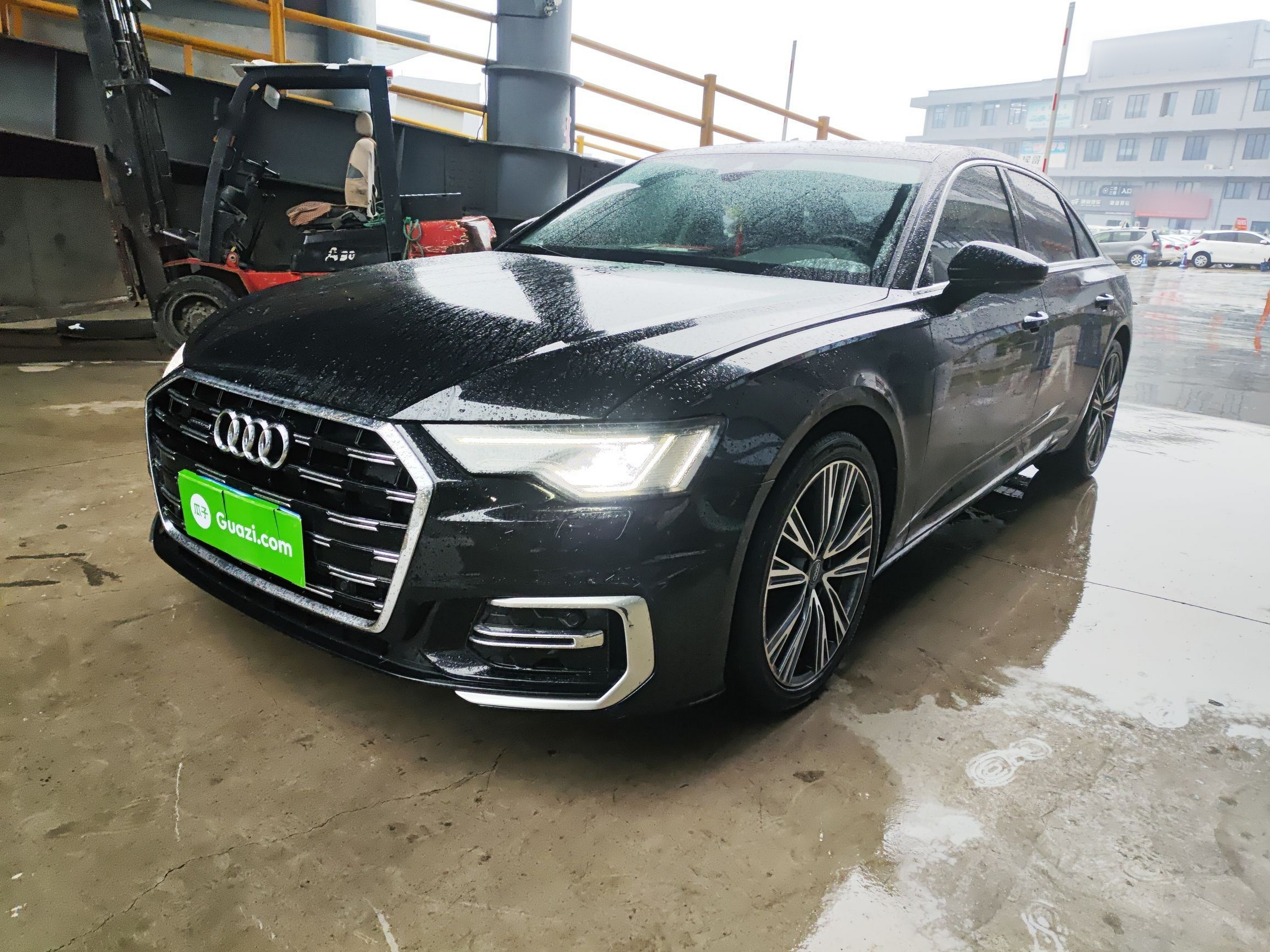 Под передней частью автомобиля