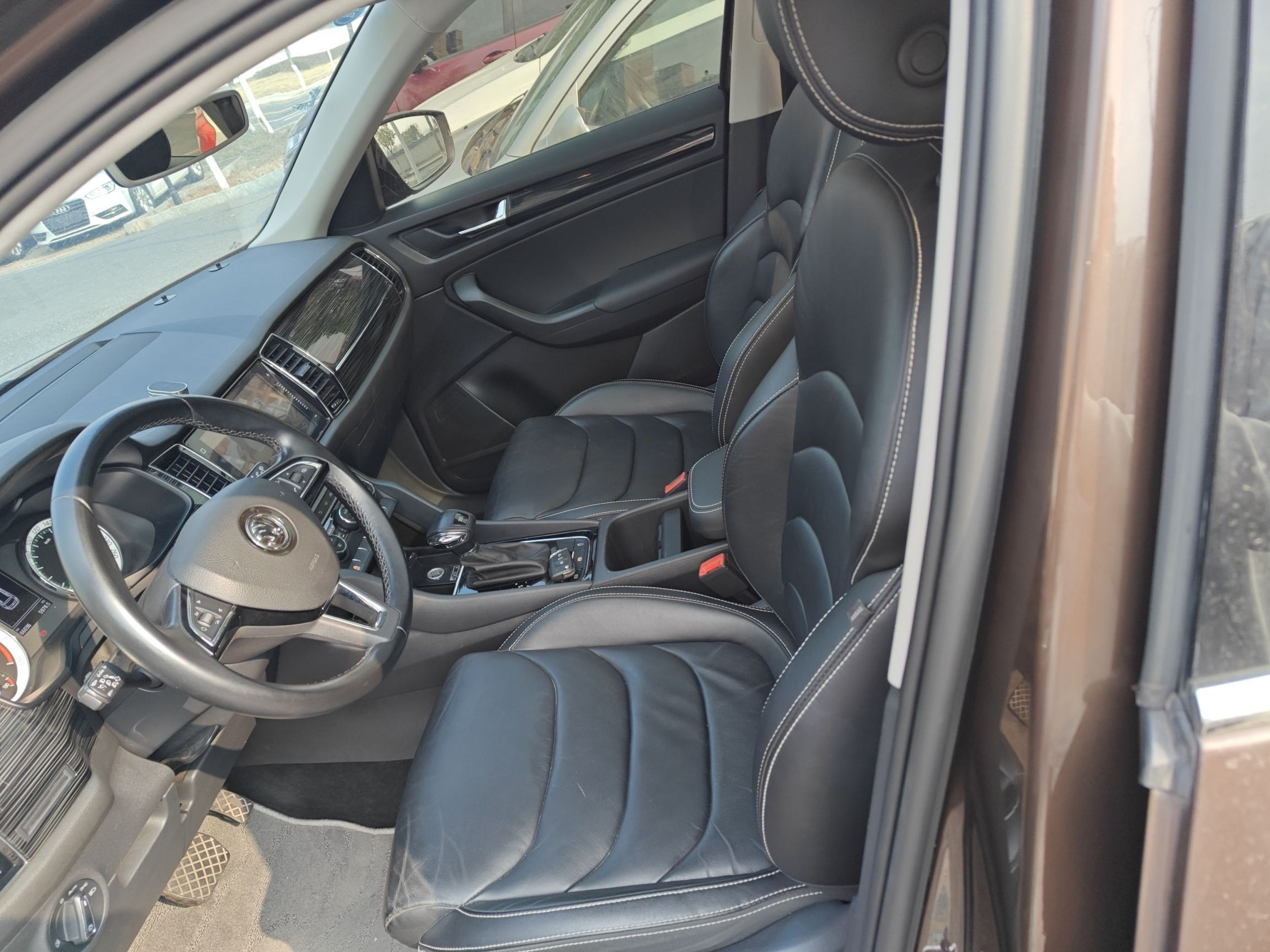 Переднее сиденье в автомобиле