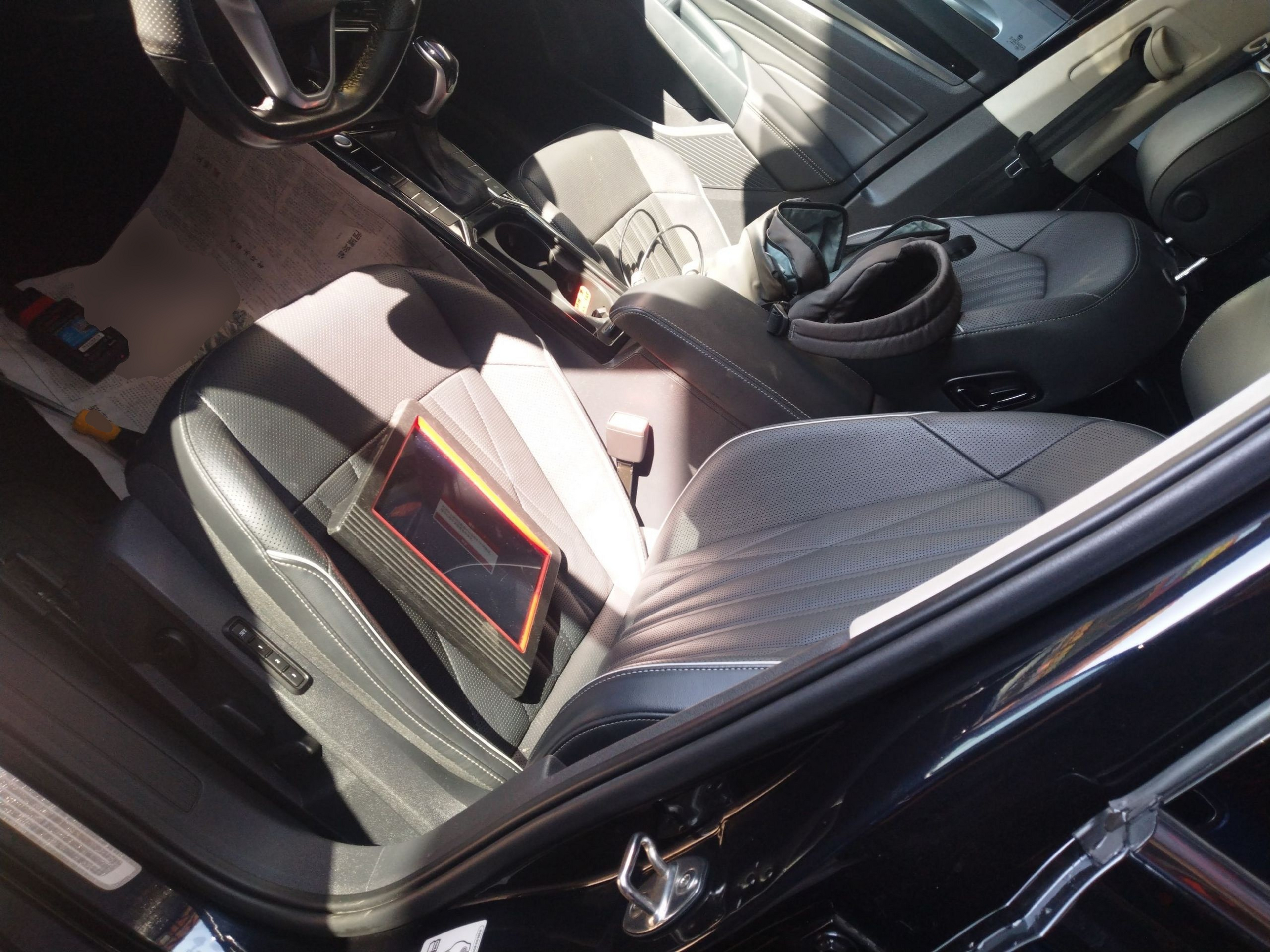 المقاعد الأمامية داخل السيارة