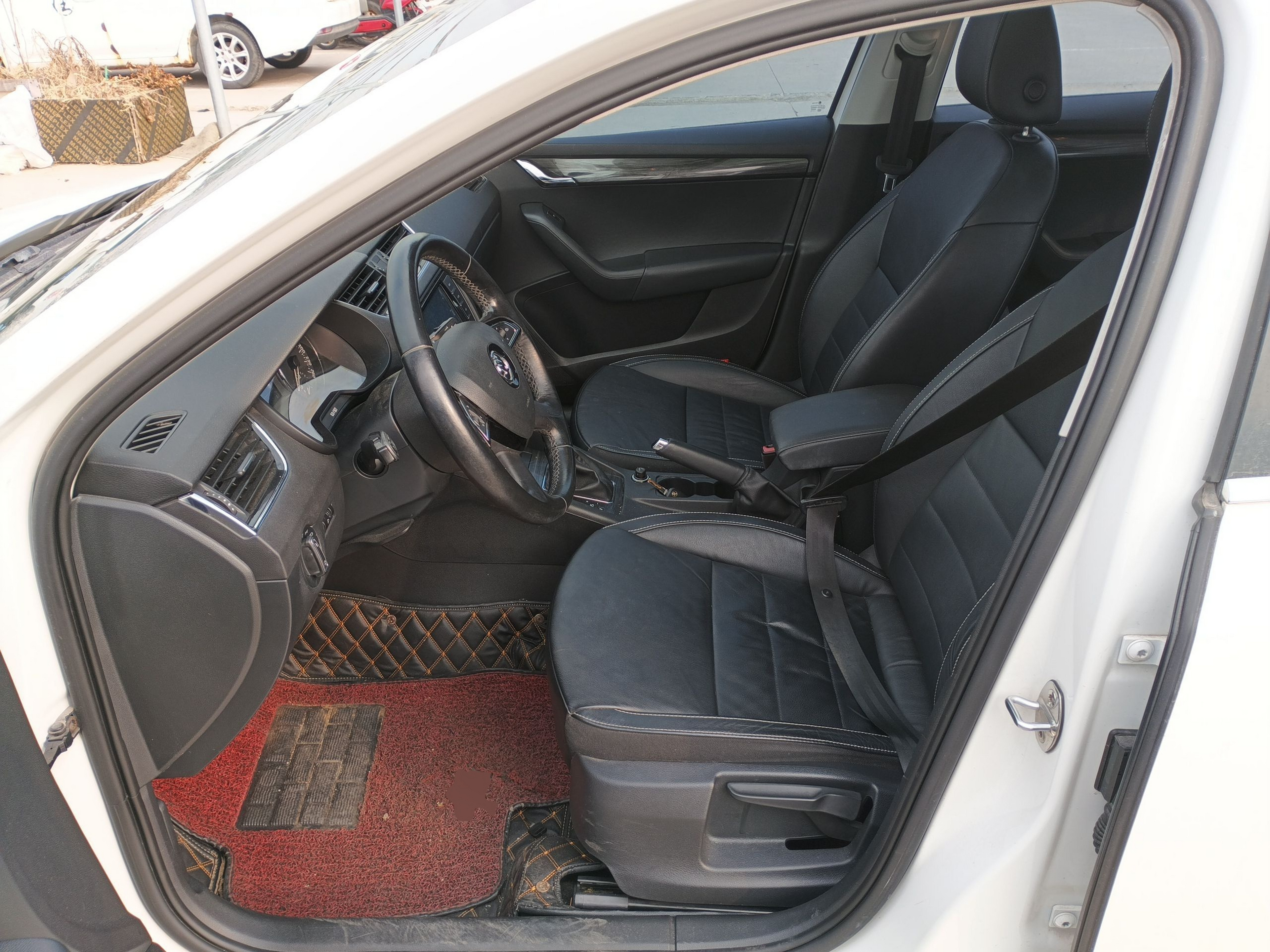 Переднее сиденье в автомобиле