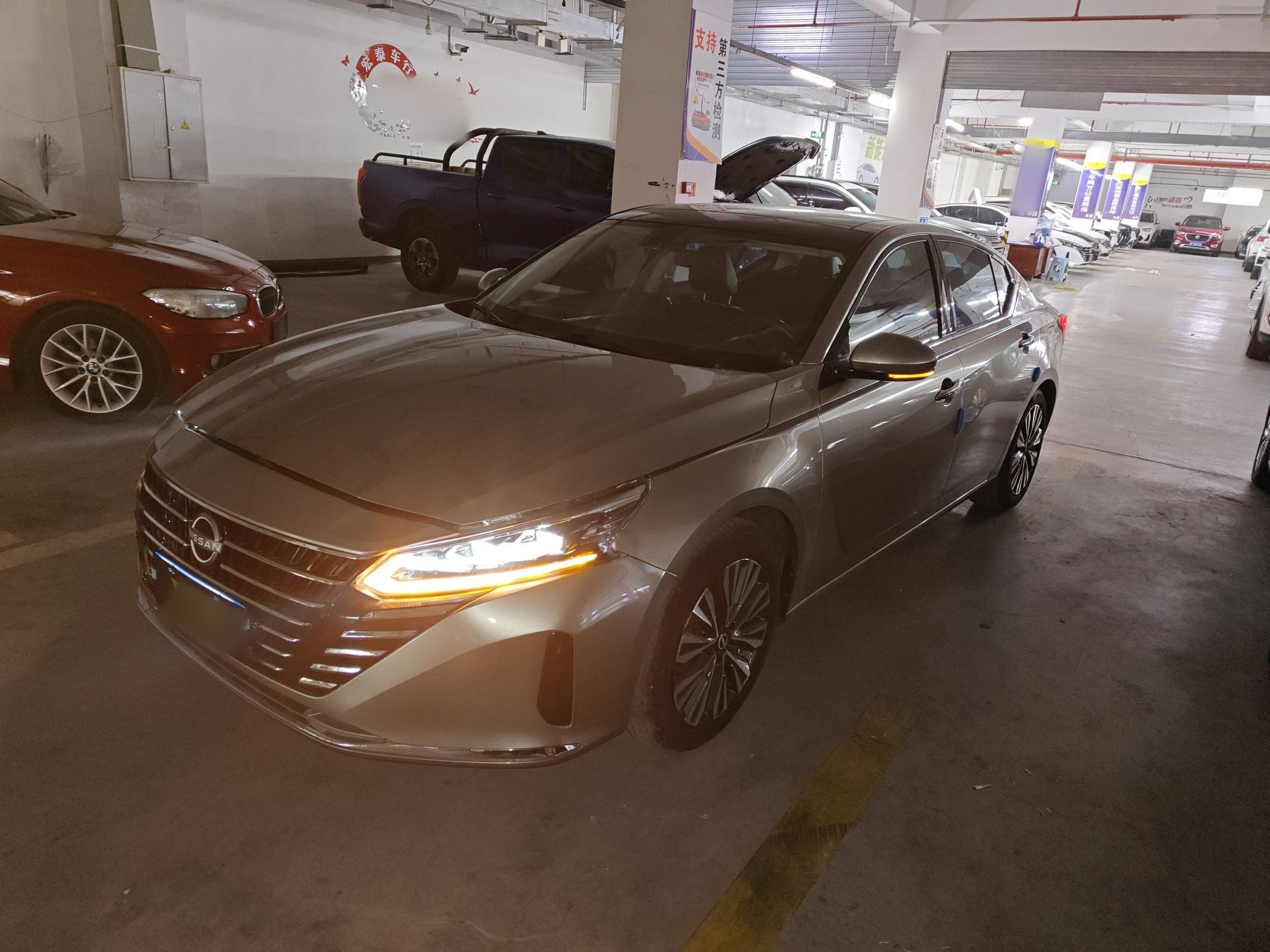 تحت مقدمة السيارة