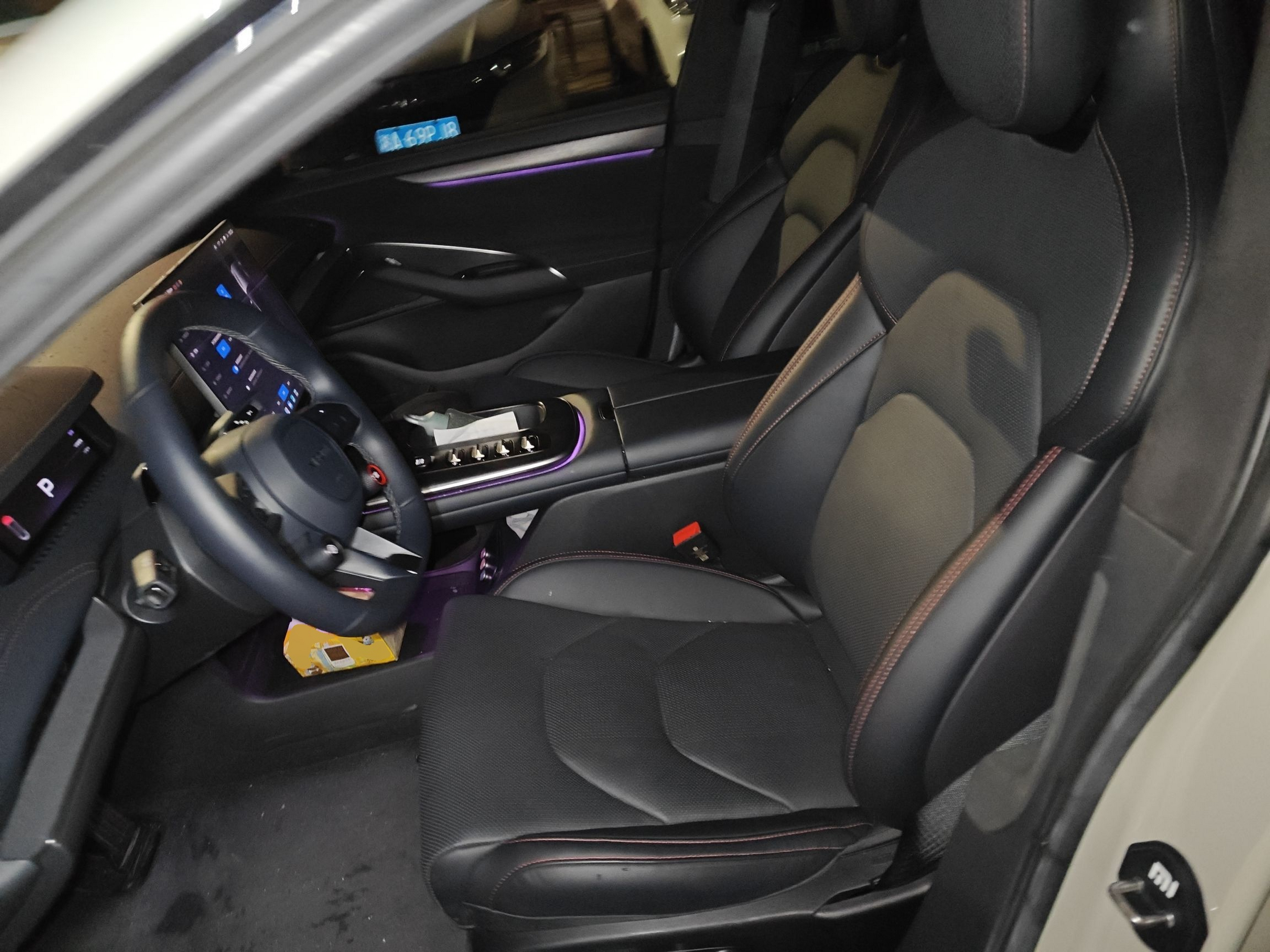 المقاعد الأمامية داخل السيارة