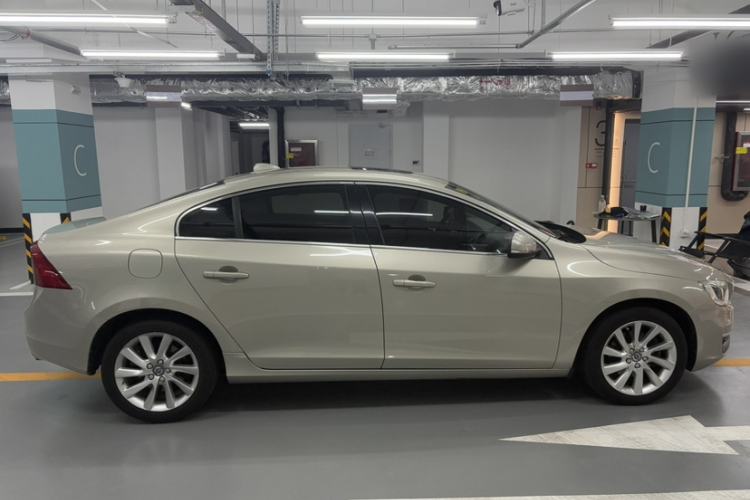 Used Volvo S60 2016 S60L T4 Zhiyuan Edition
