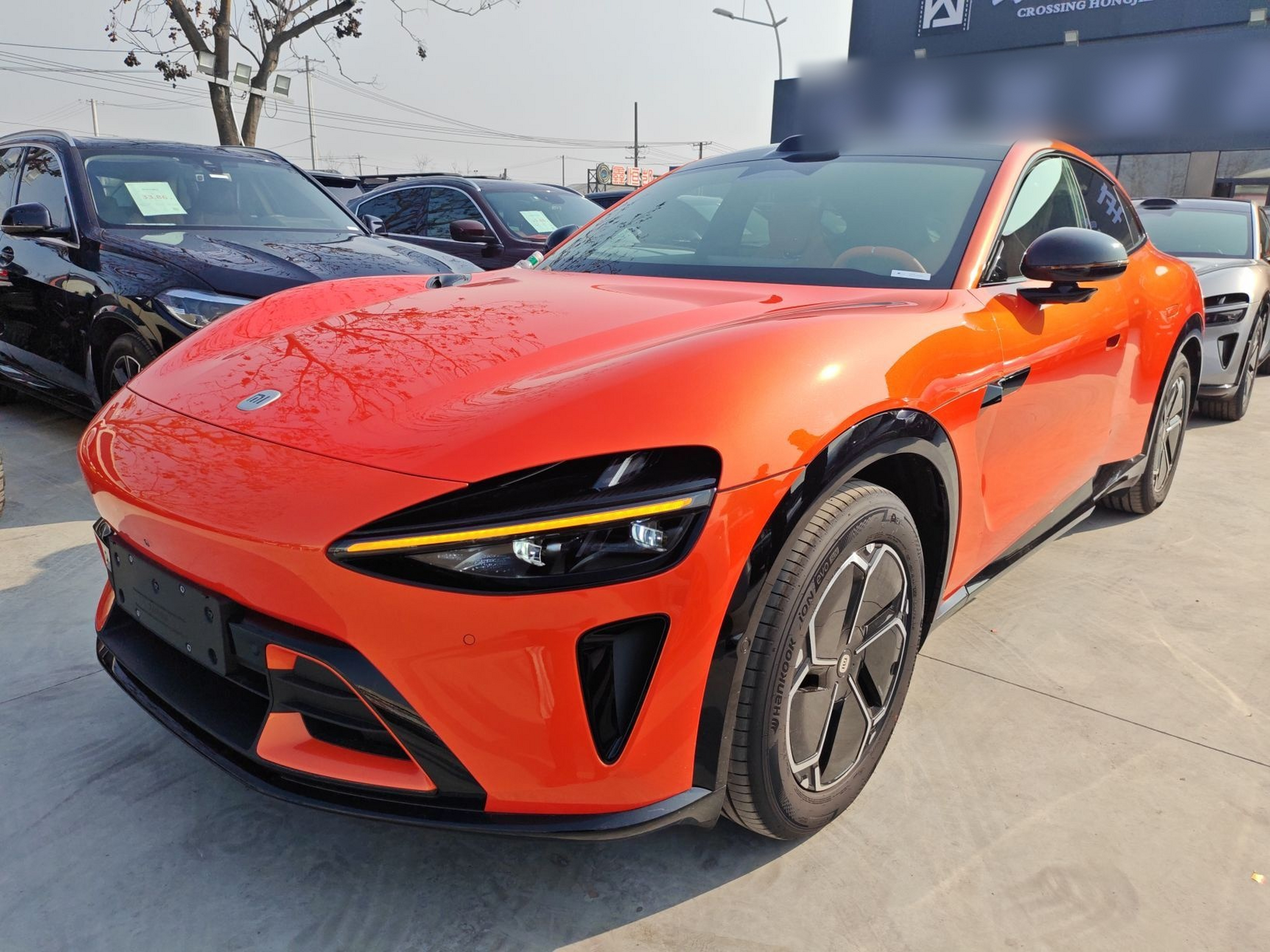 تحت مقدمة السيارة