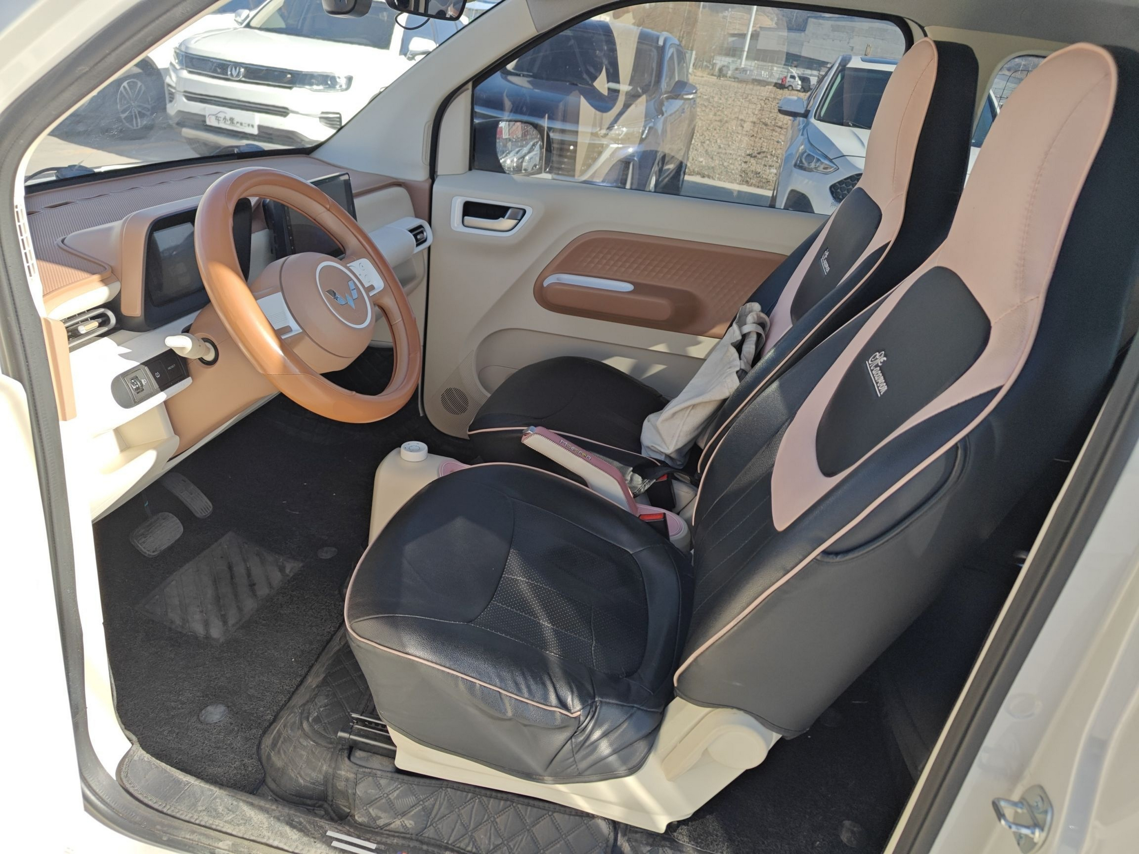 المقاعد الأمامية داخل السيارة