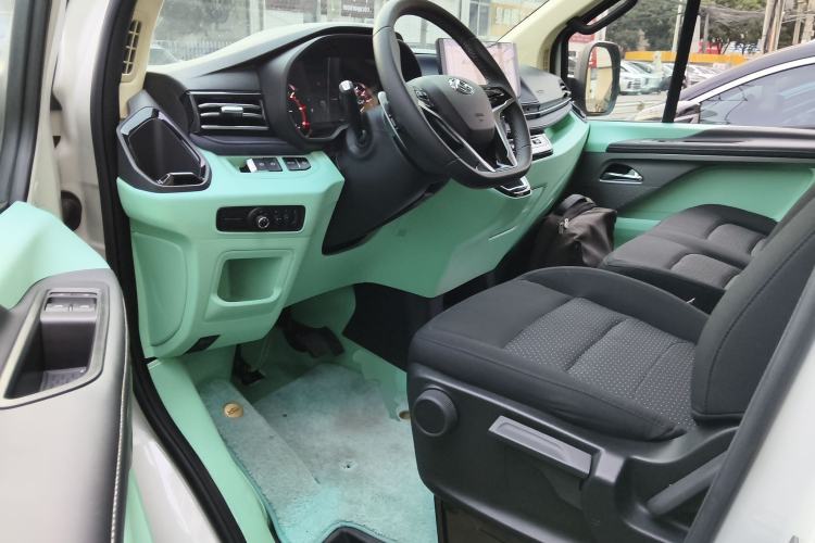 Used SAIC MAXUS Xintu V70 2023 2.0T Elite Edition Automatic Short Wheelbase Low Roof – 5/6 Seats