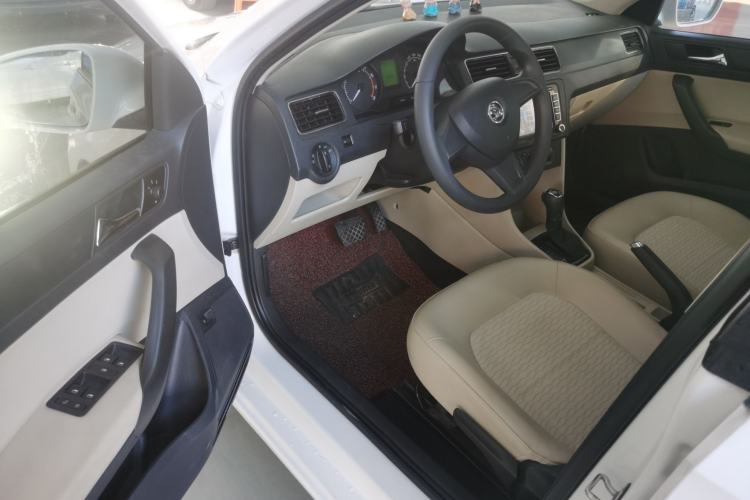 Used Skoda Rapid 2015 1.6L Automatic Smart Selection Model
